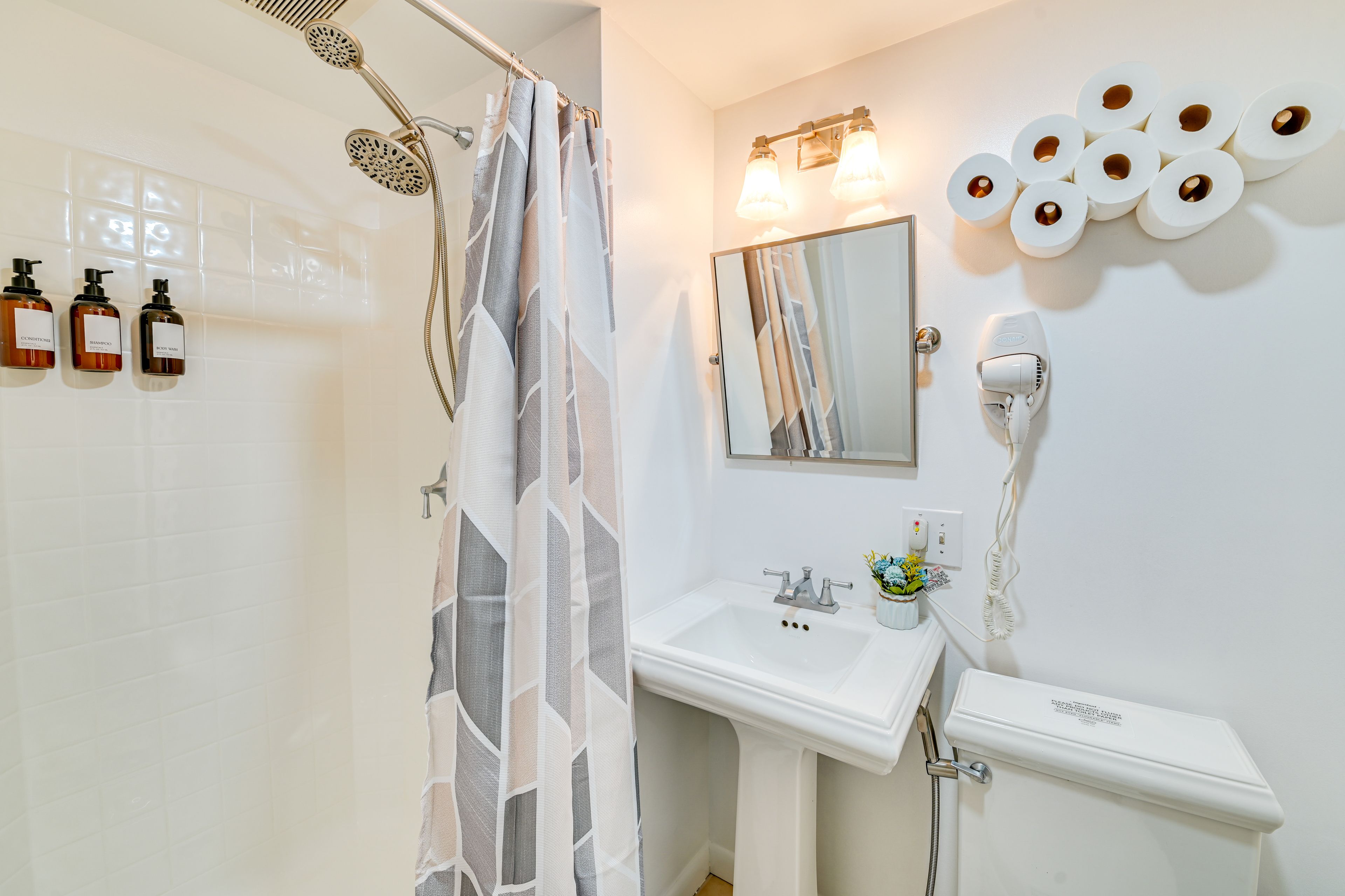 Full Bathroom | 1st Floor | Towels Provided