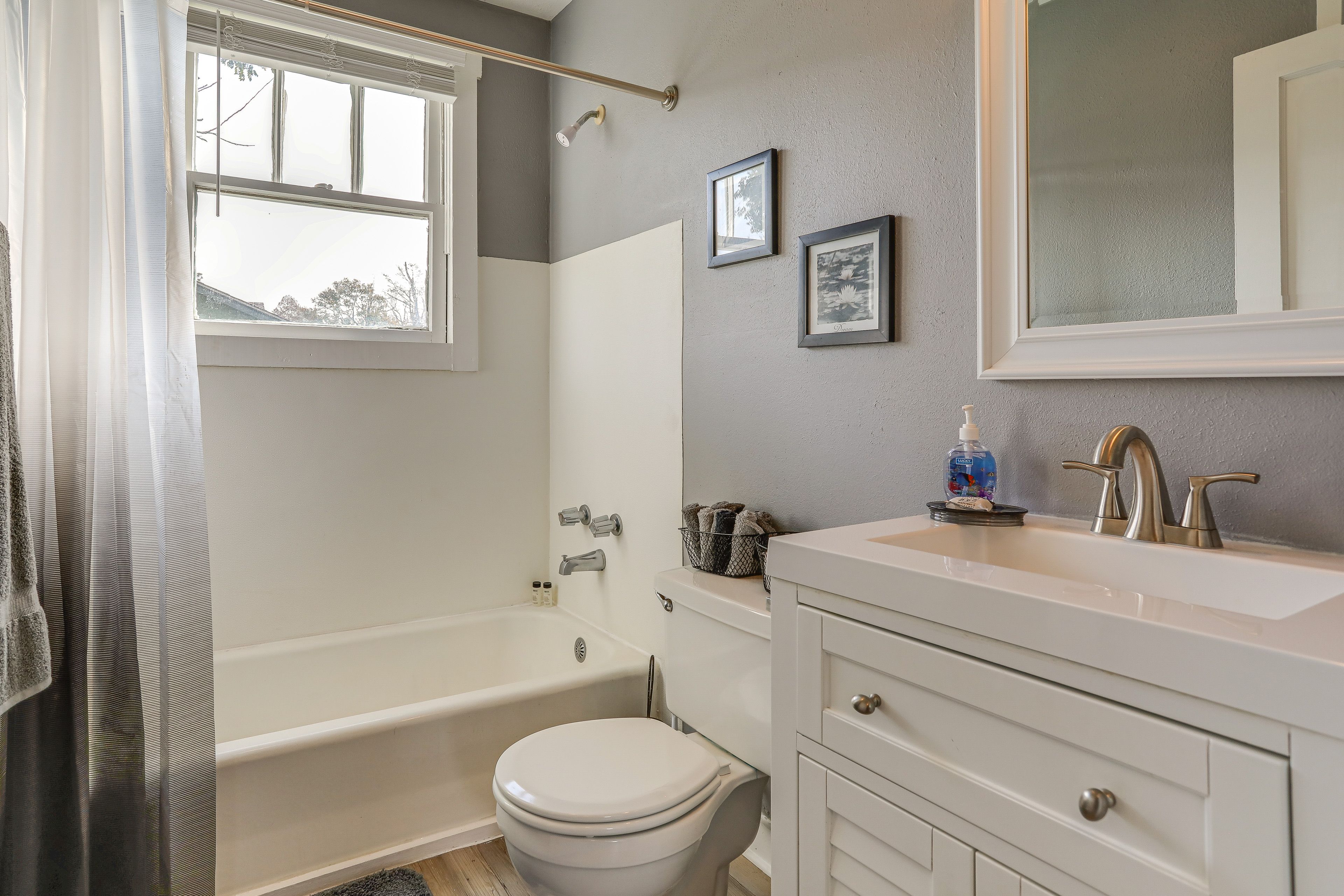 Full Bathroom | Towels Provided | Complimentary Toiletries