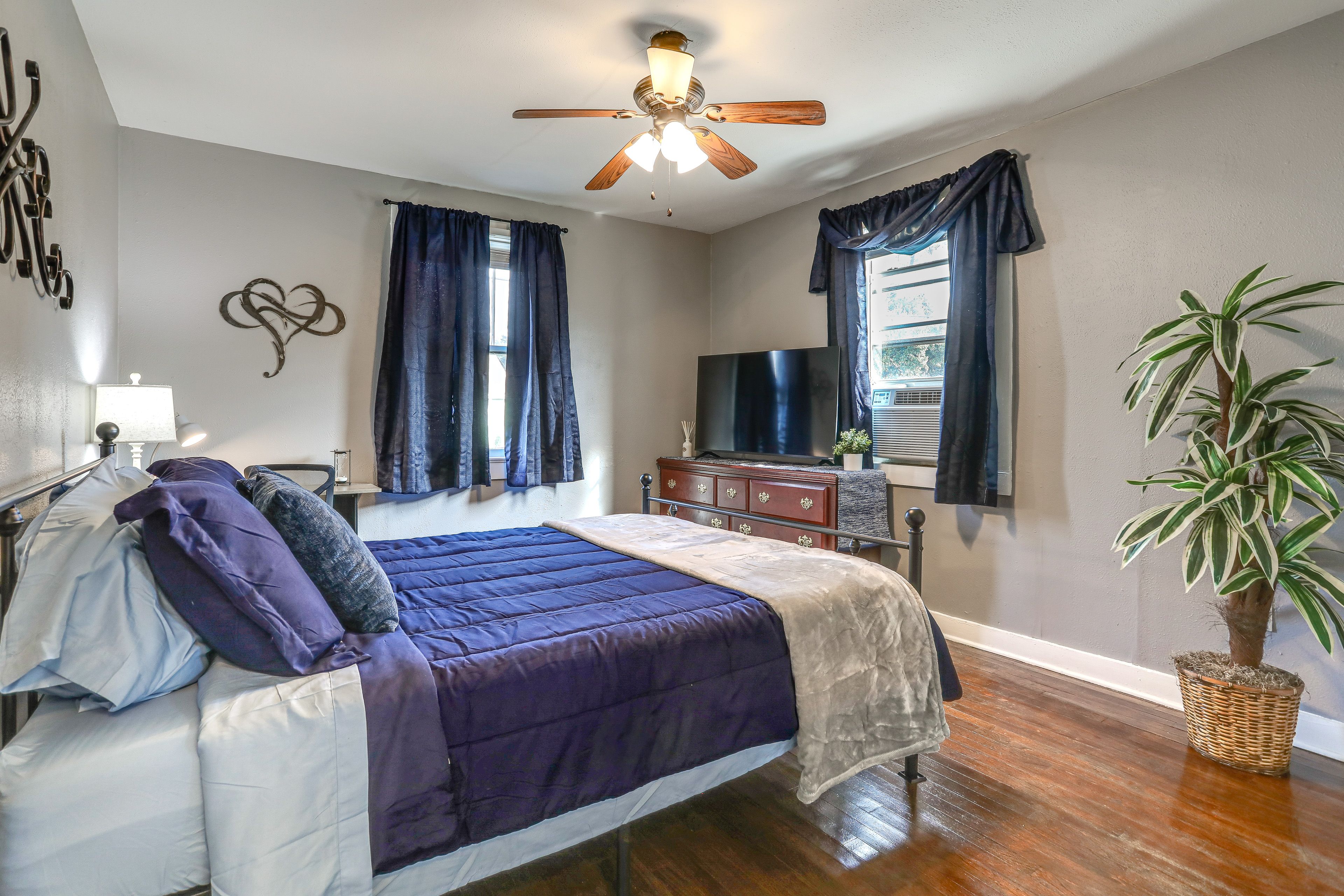 Bedroom | Queen Bed | Smart TV | Linens Provided