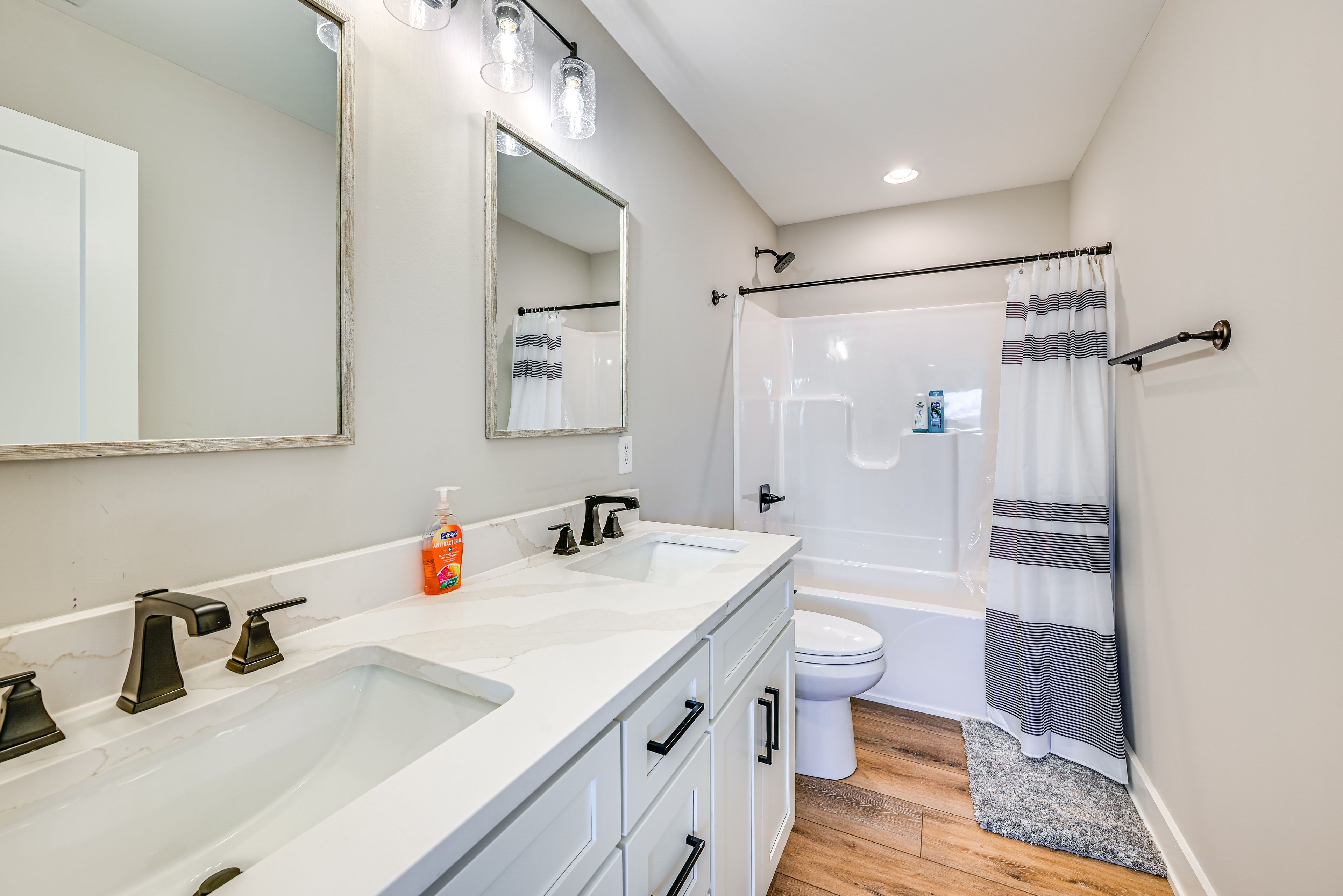 Full Bathroom | 2nd Floor | Complimentary Toiletries