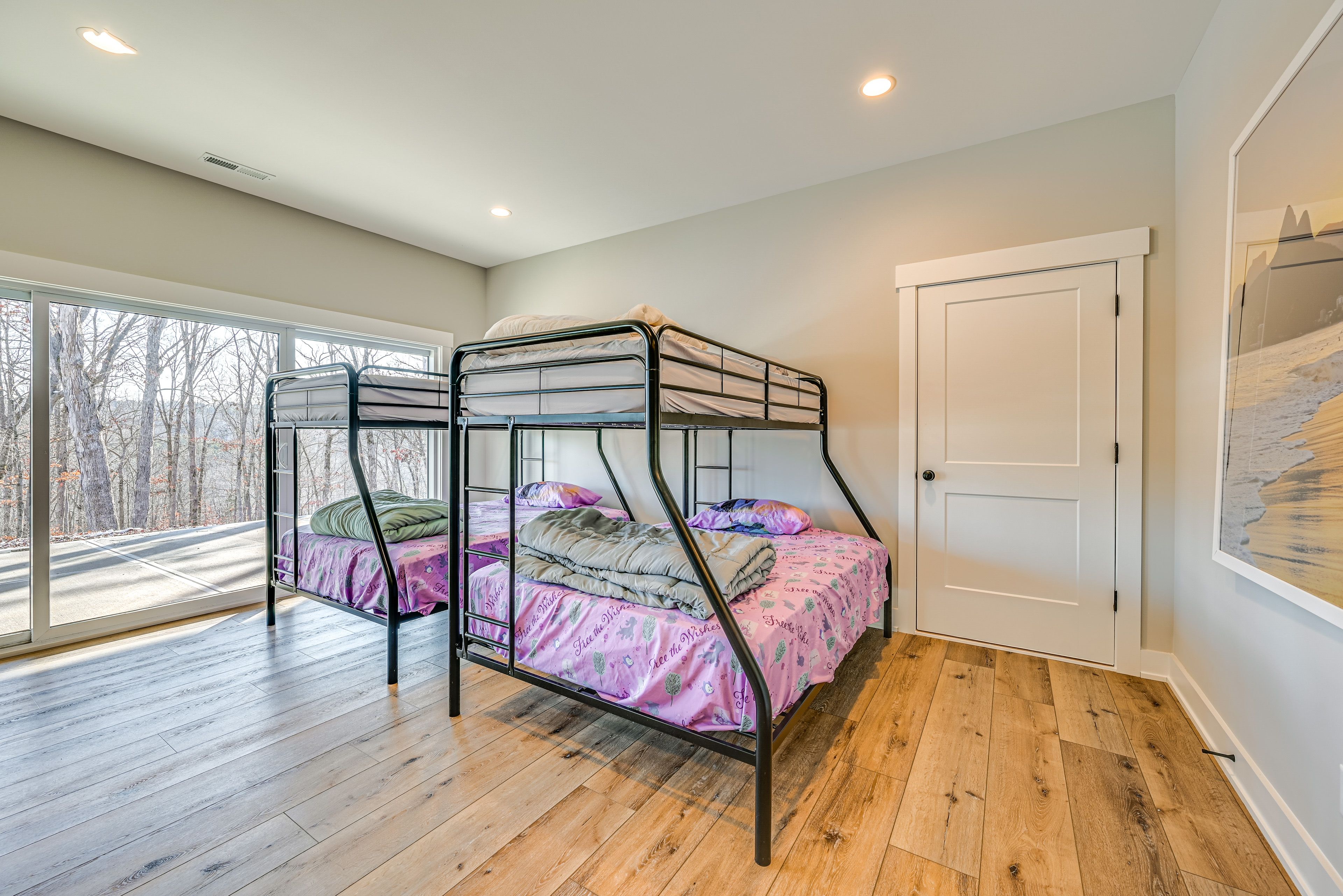 Living Room | Basement | 2 Full/Twin Bunk Beds | Smart TV | Basketball Hoop