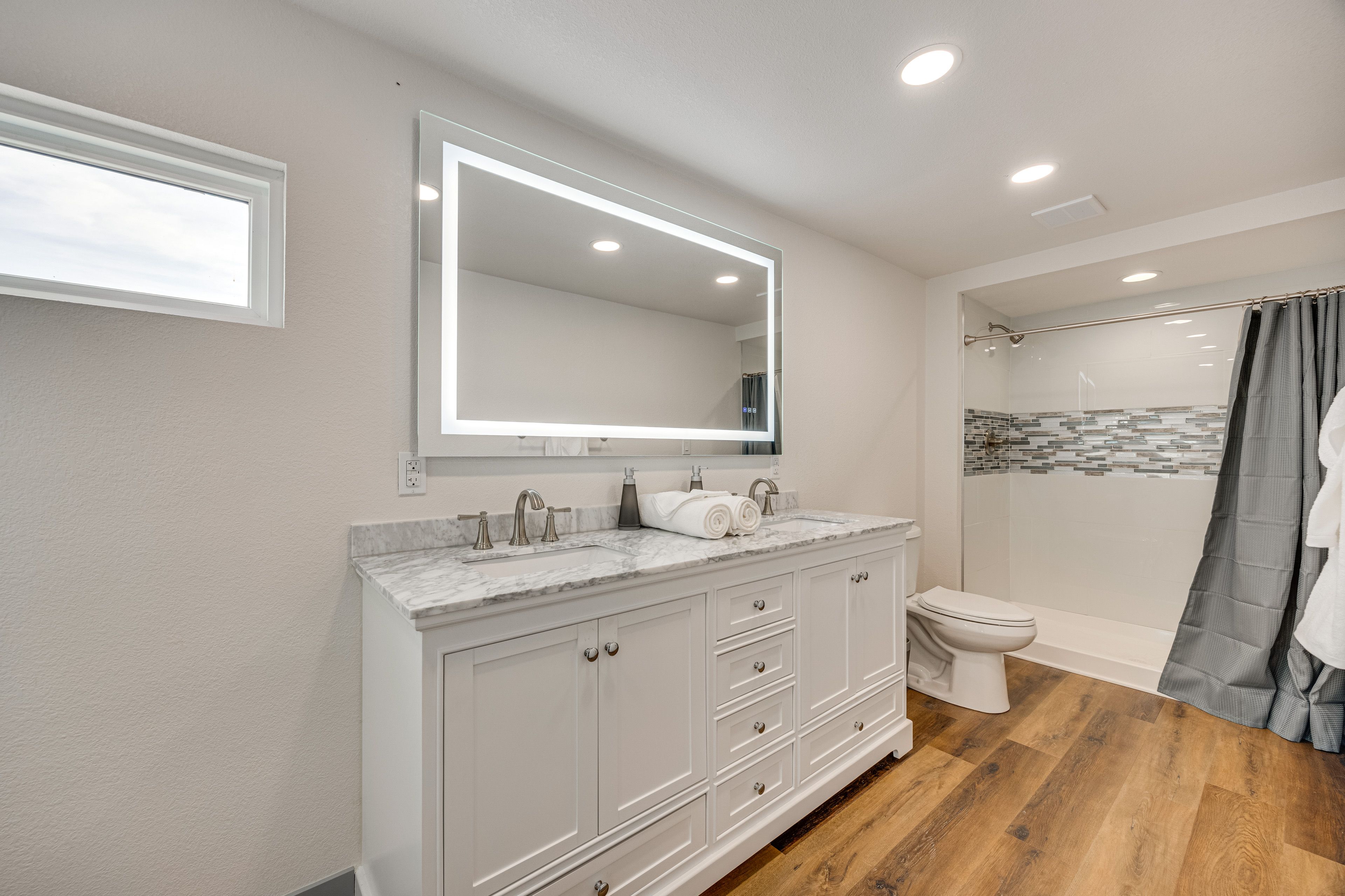 Full Bathroom | Towels Provided