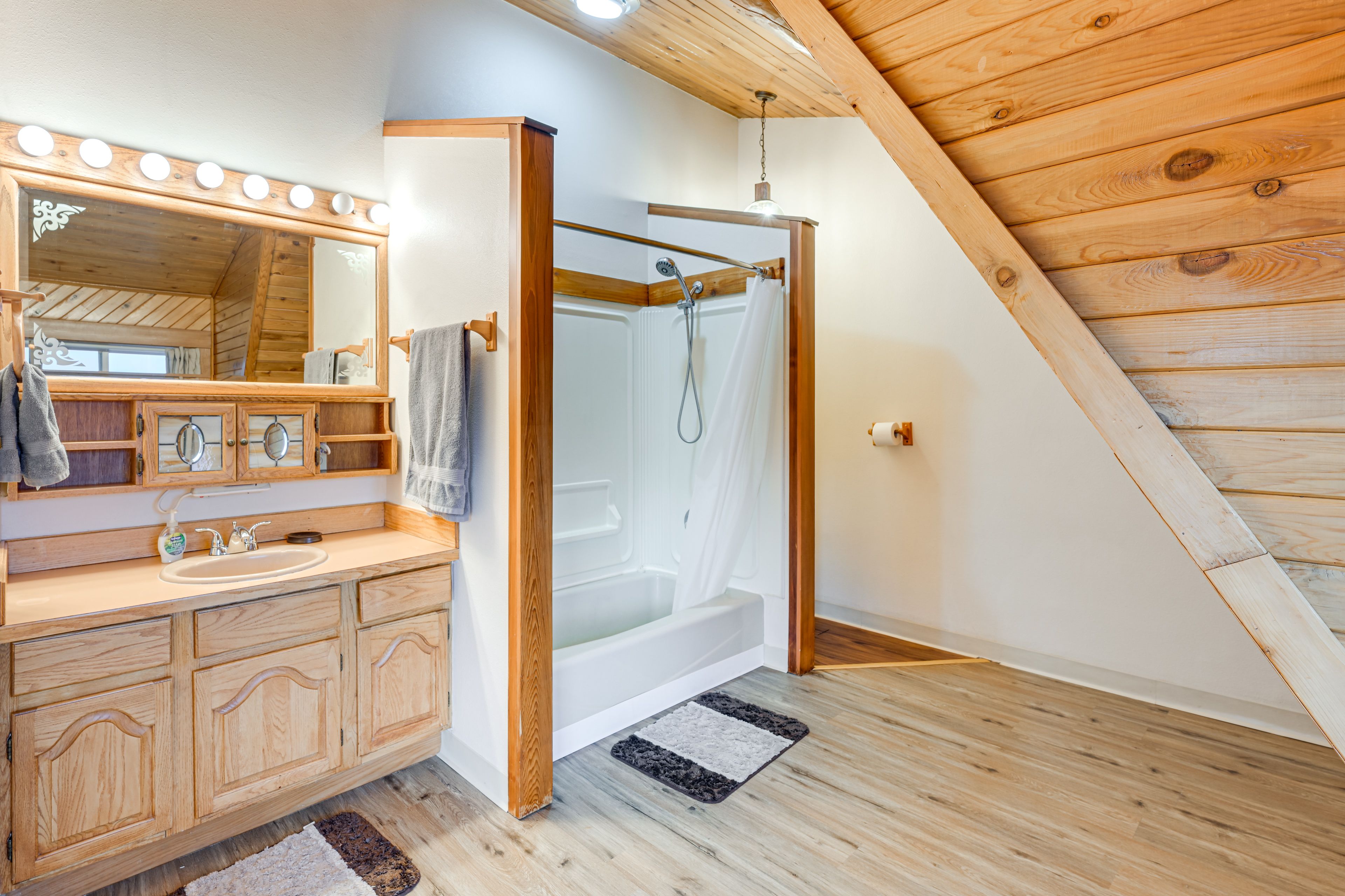 En-Suite Bathroom | Upper Level | Towels & Complimentary Toiletries Provided