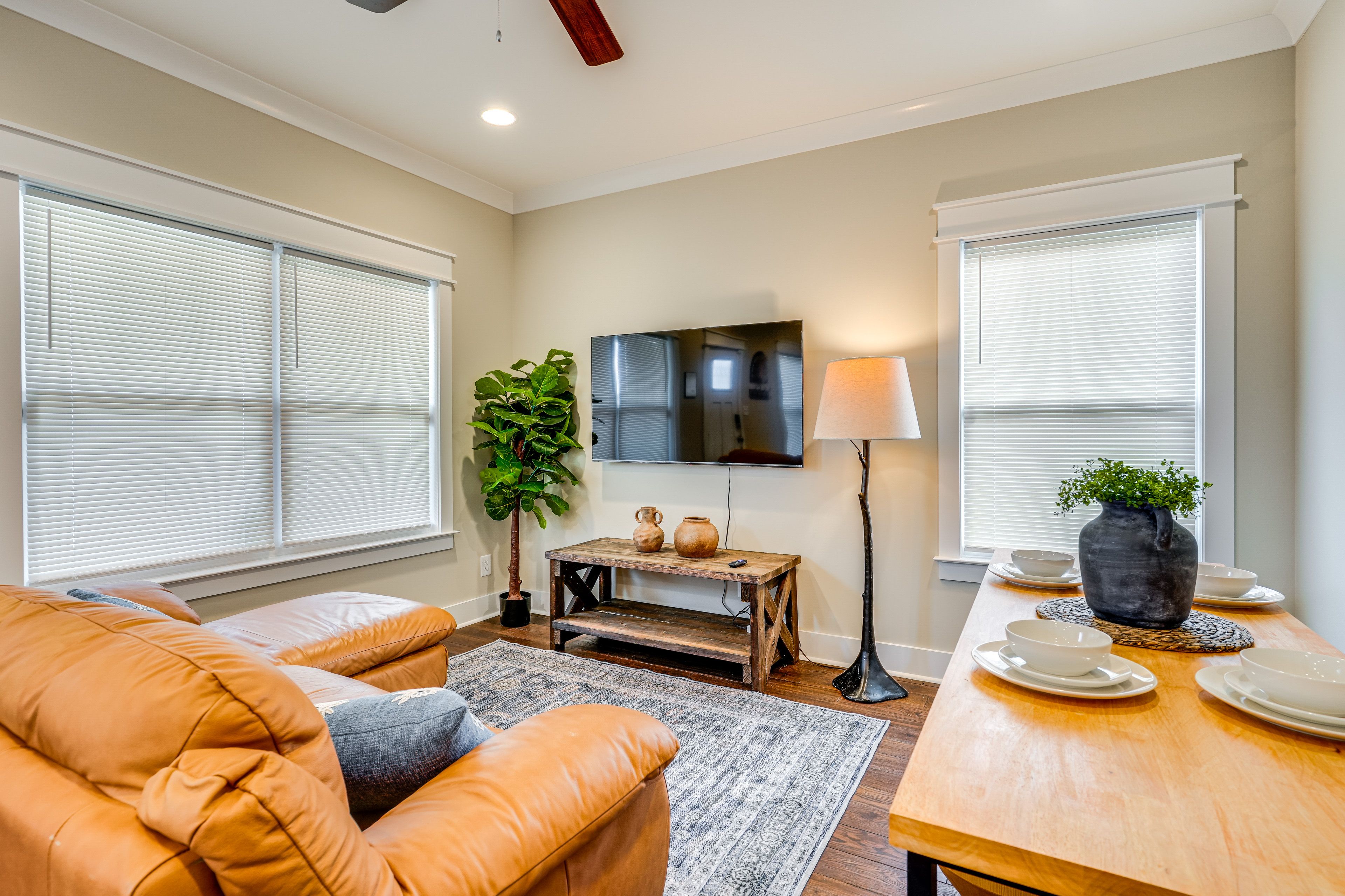 Living Room | Free WiFi | Smart TV | Central A/C
