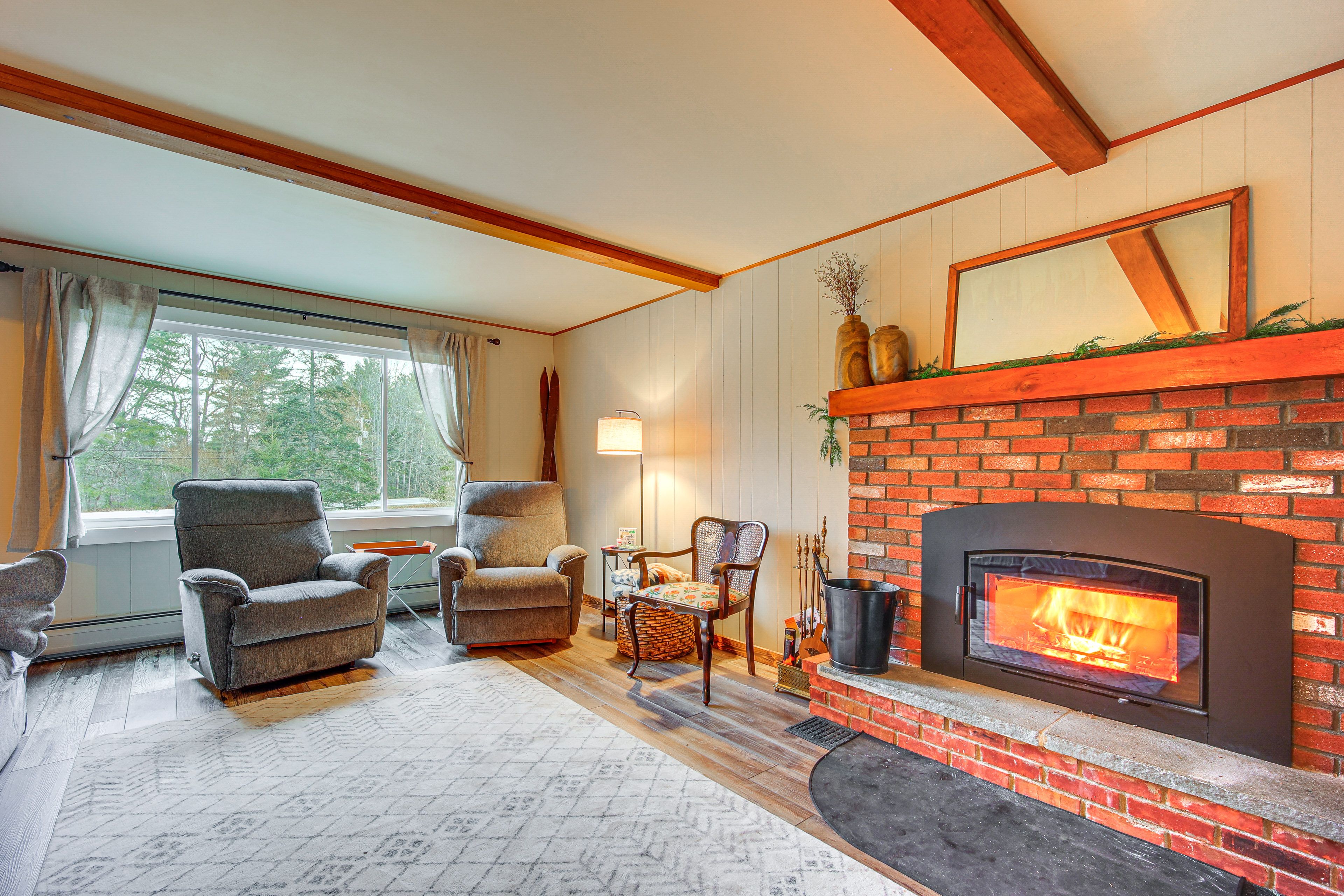 Living Room | 1st Floor | Smart TV | Wood-Burning Fireplace