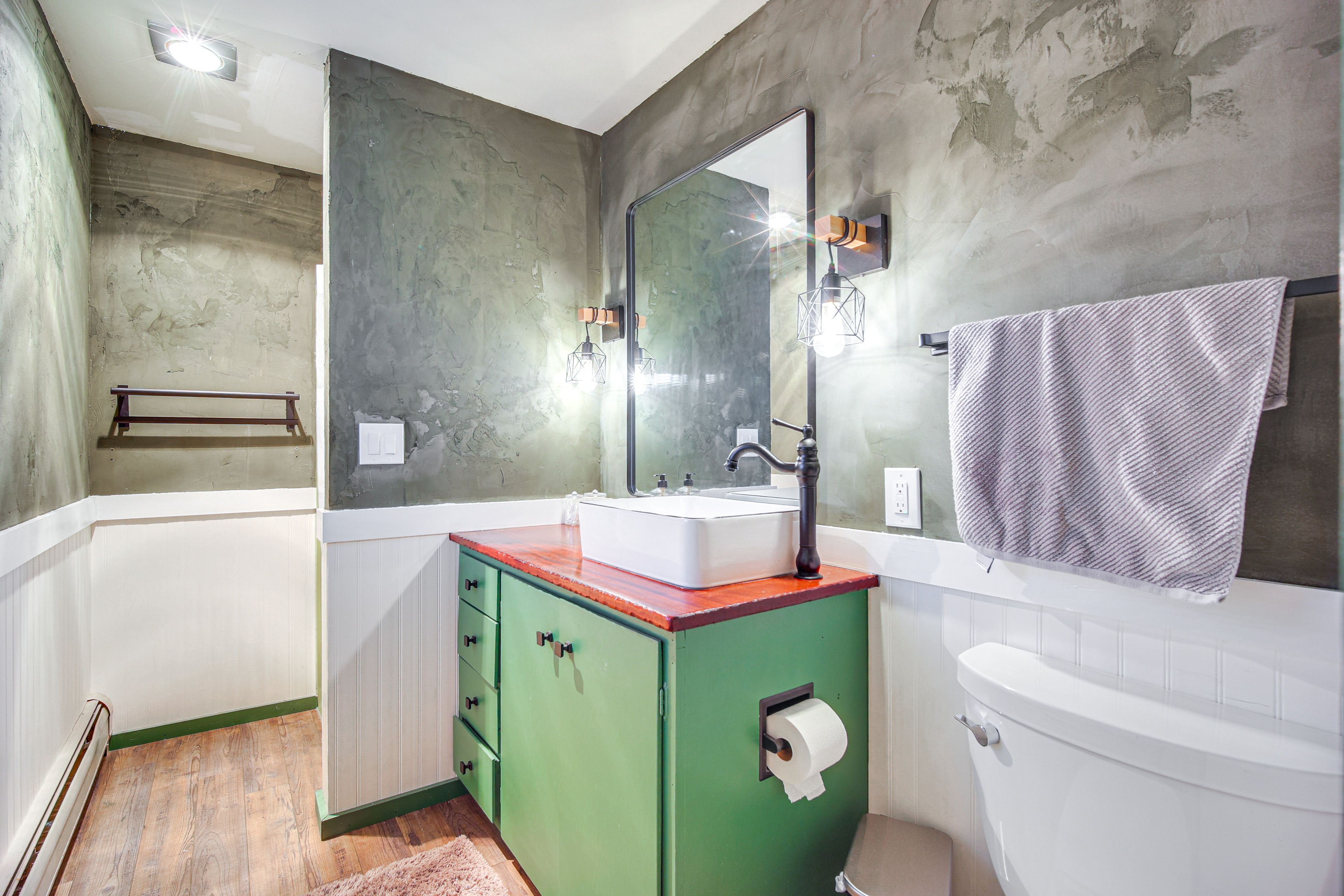 En-Suite Bathroom | 2nd Floor | Towels Provided