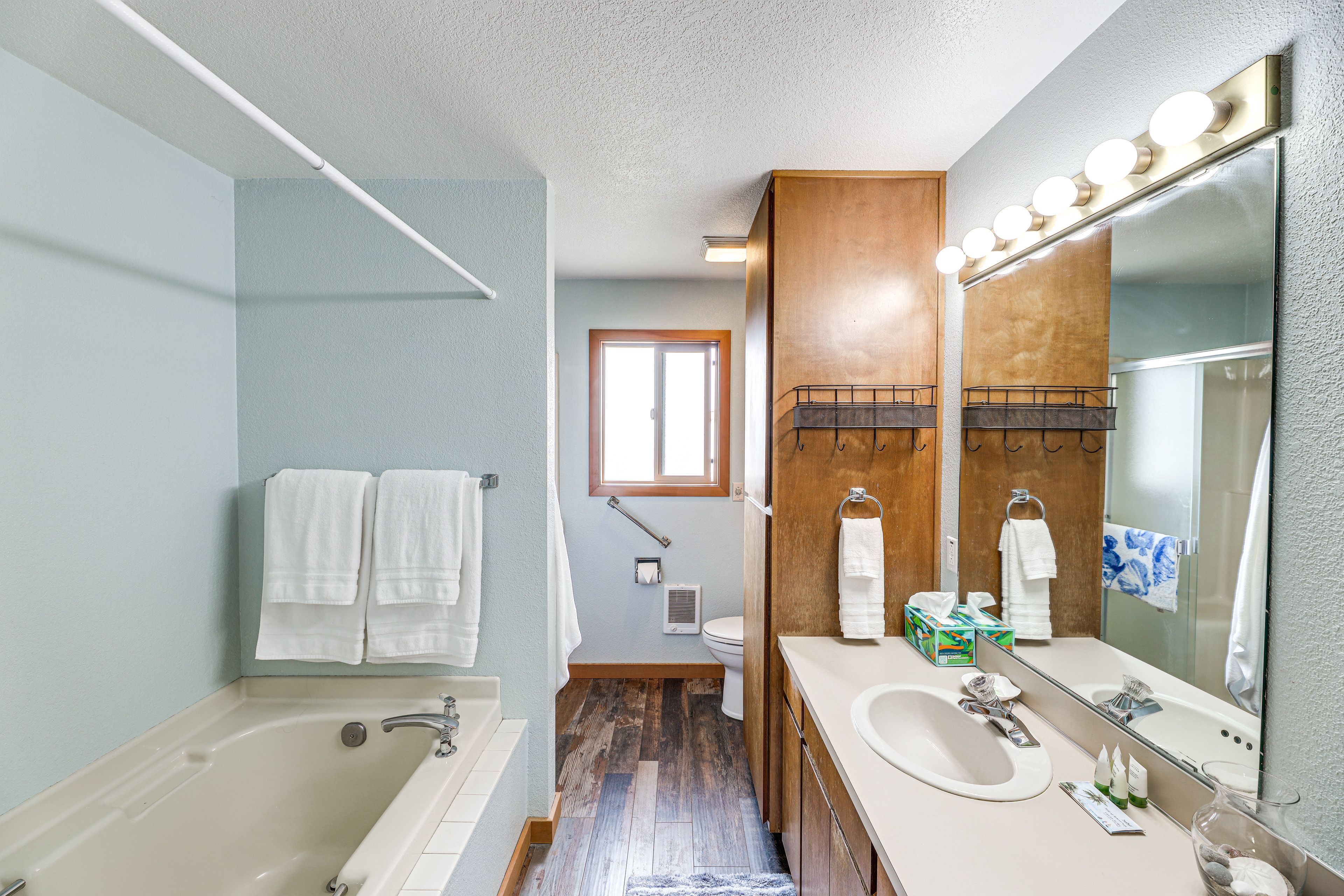 Full Bathroom | 2nd Floor | Complimentary Toiletries | Towels Provided