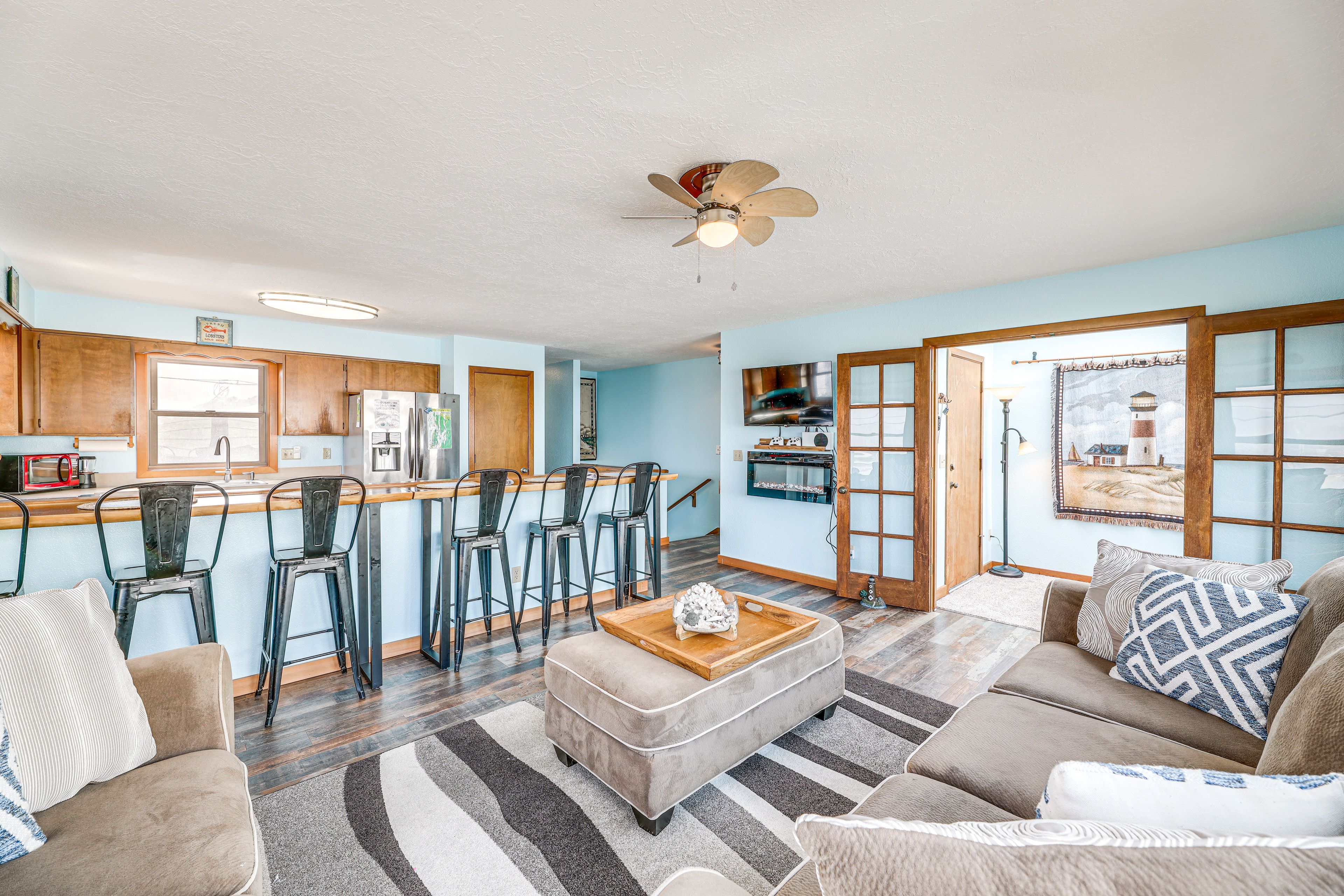 Living Room | 2nd Floor | Flat-Screen TV | Central Heating | Free WiFi