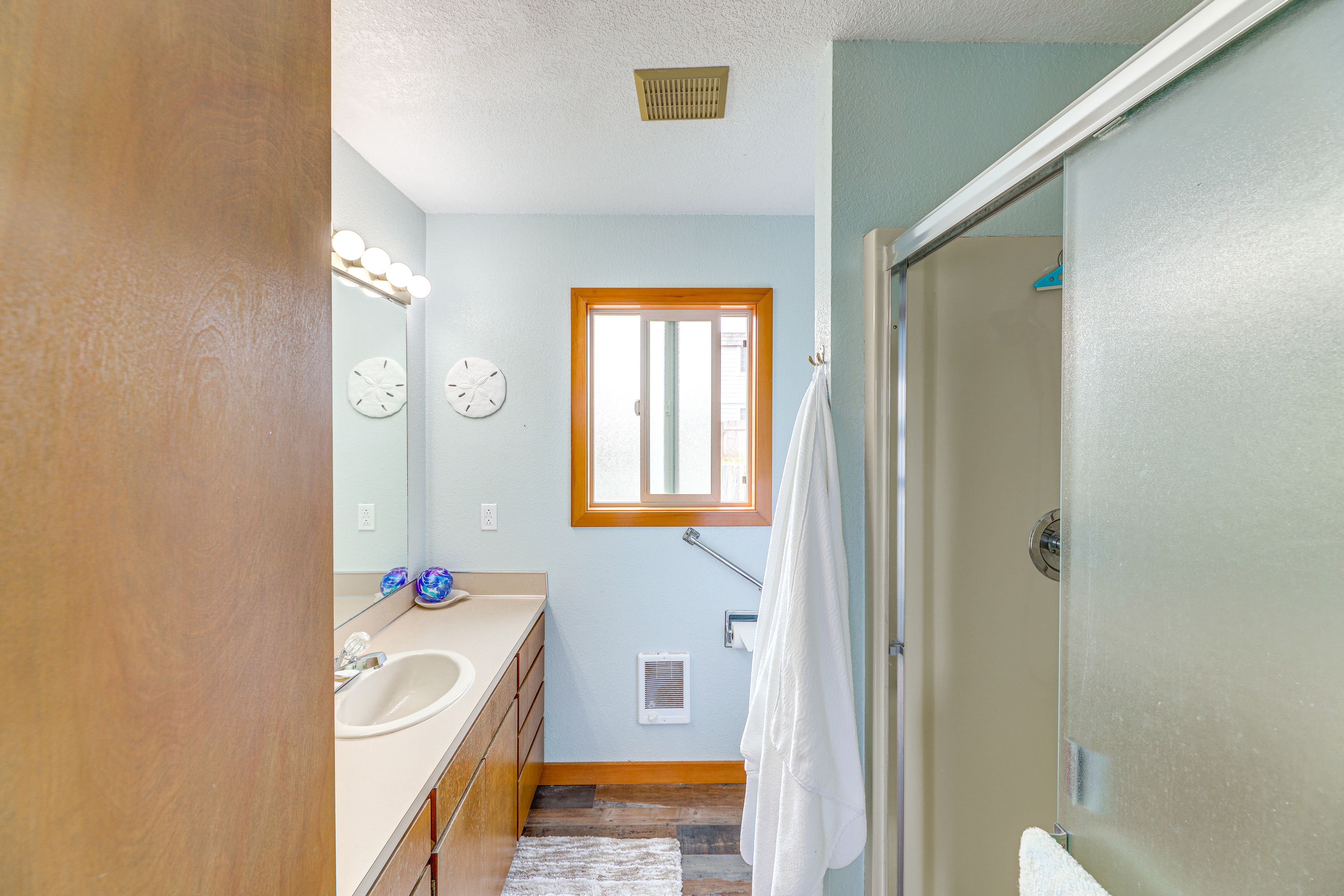 Full Bathroom | 1st Floor