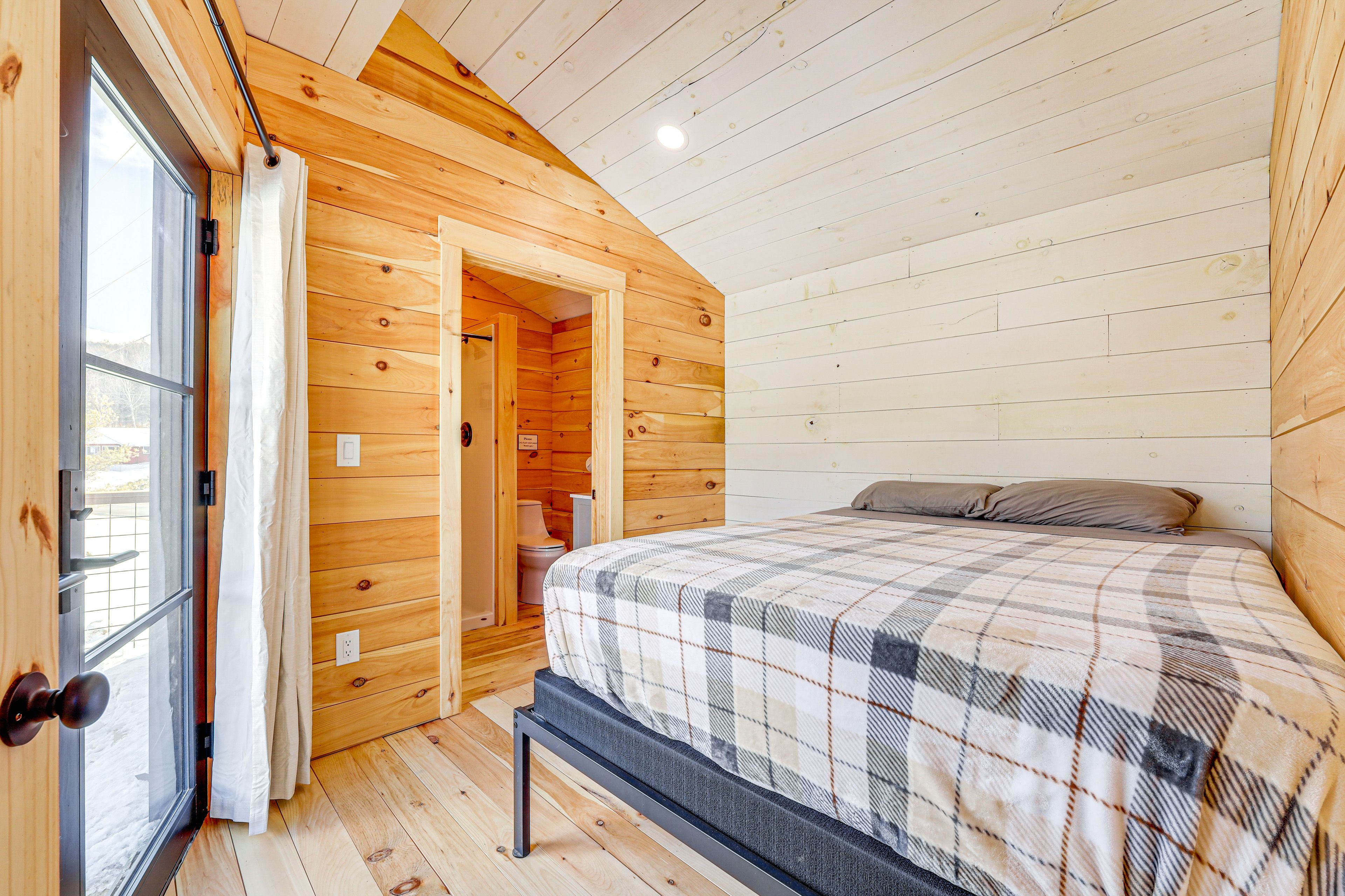 Bedroom 3 | Queen Bed | 2nd Floor | En-Suite Bathroom