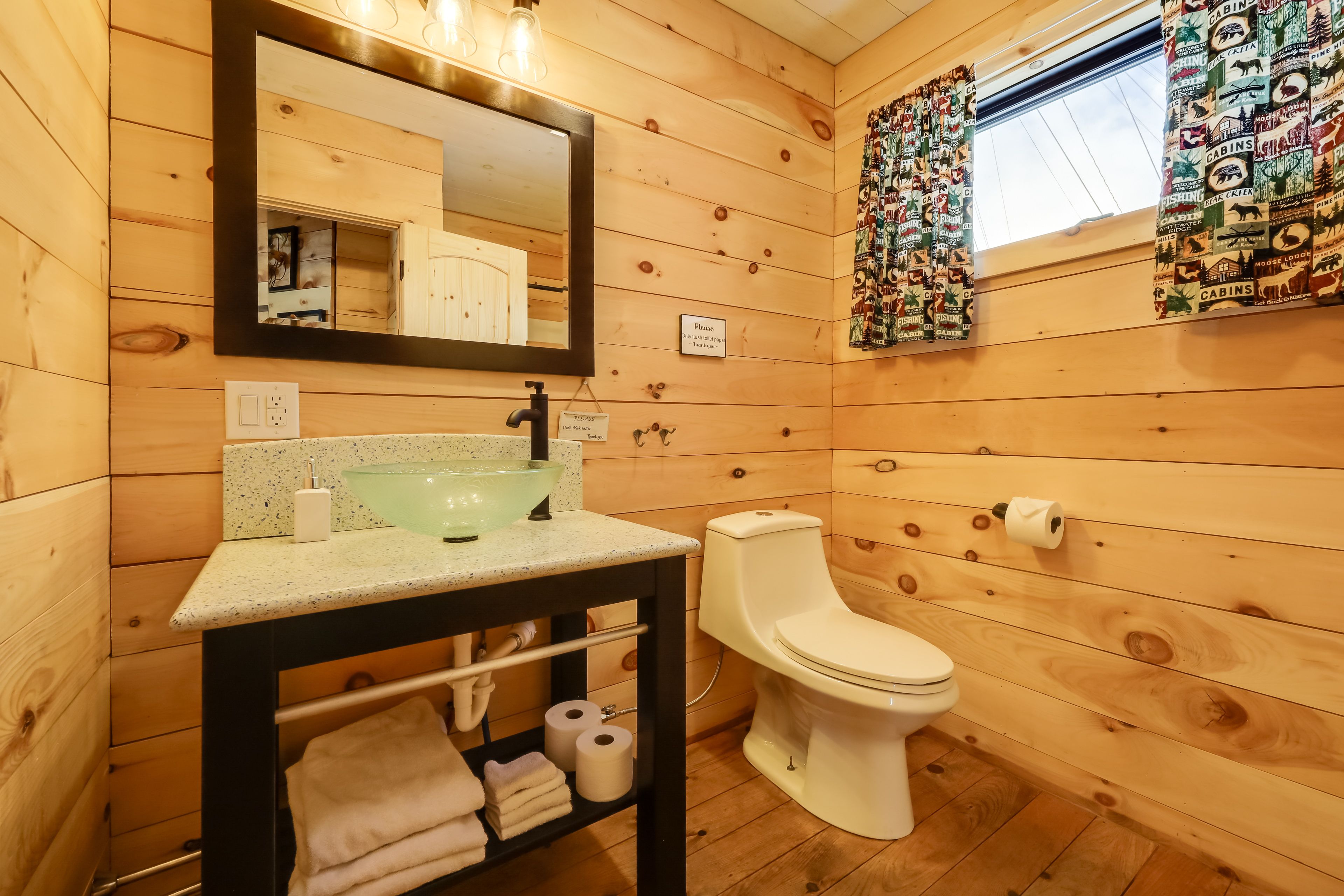 Full Bathroom | Complimentary Toiletries | 1st Floor