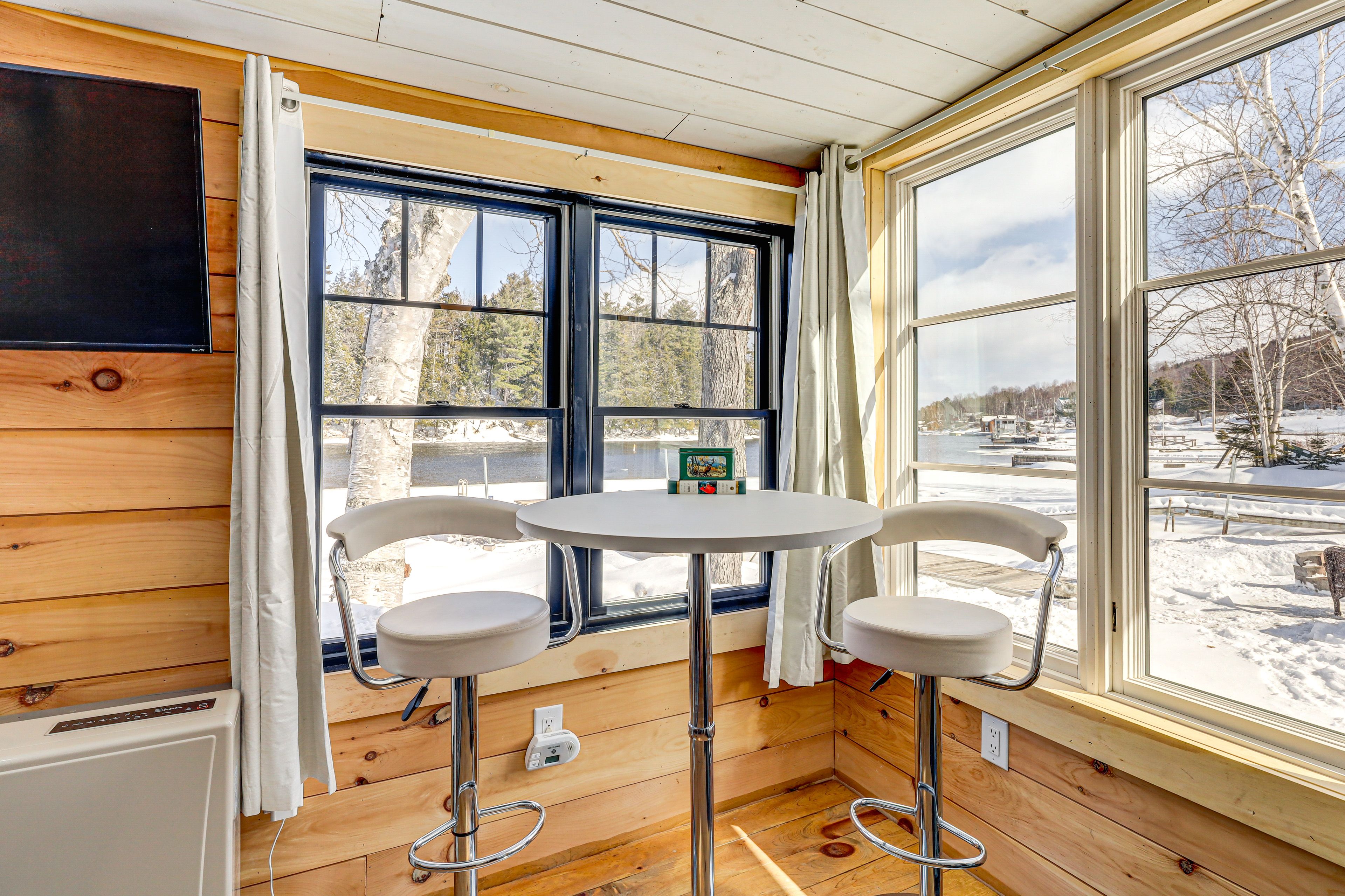 Dining Area | Dishware/Flatware Provided | 1st Floor