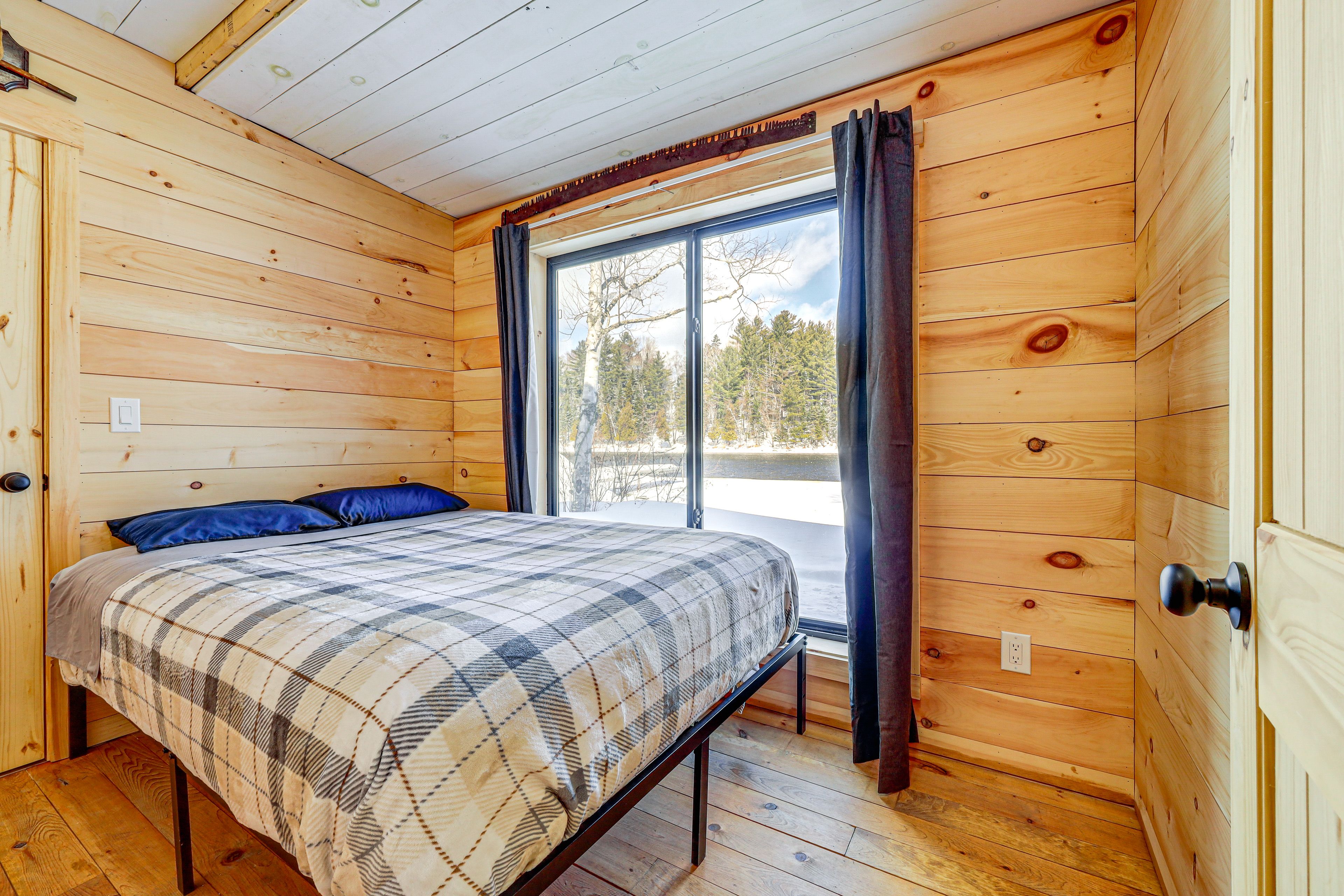Bedroom 1 | Queen Bed | 1st Floor