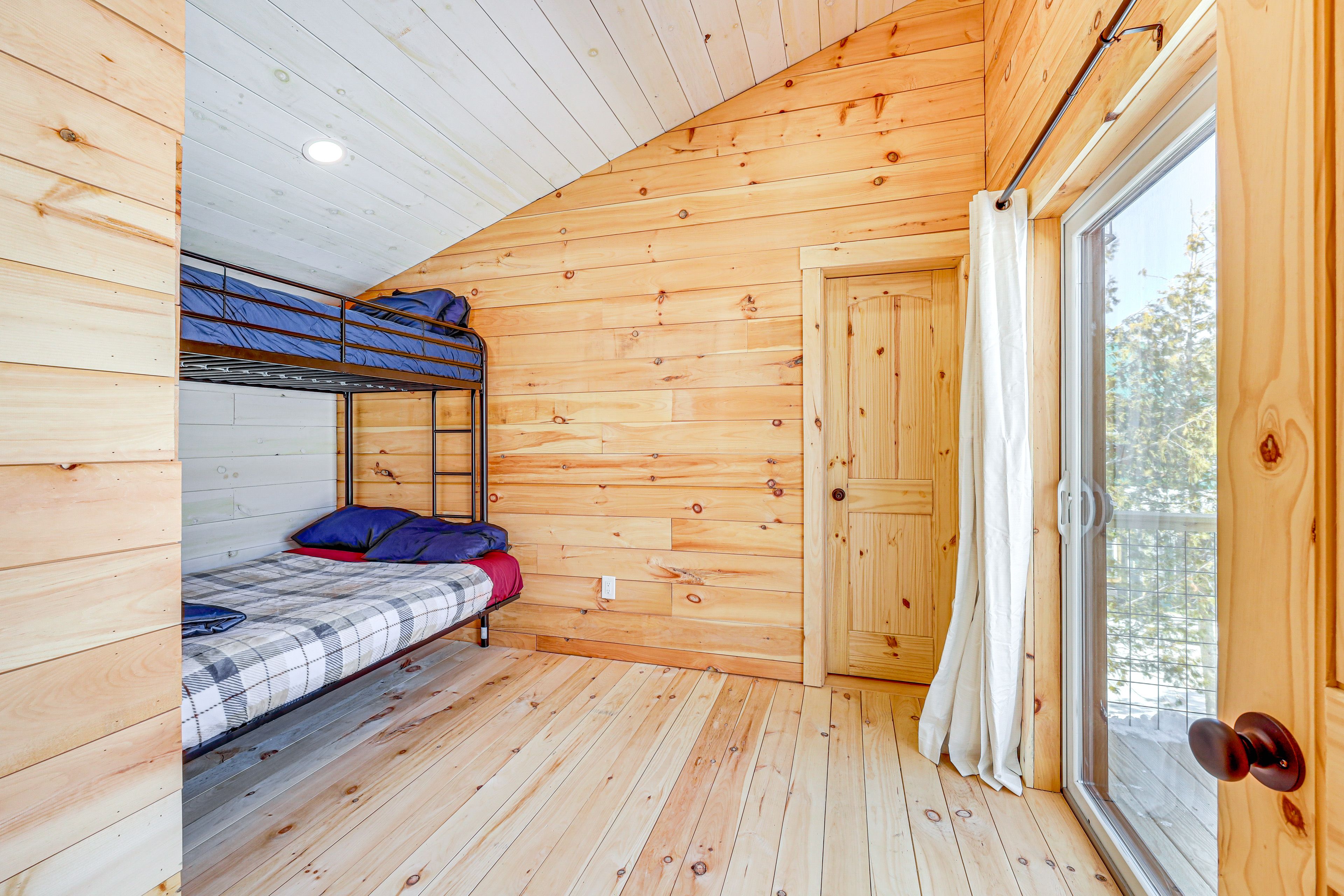 Bedroom 2 | XL Twin/Queen Bunk Bed | 2nd Floor