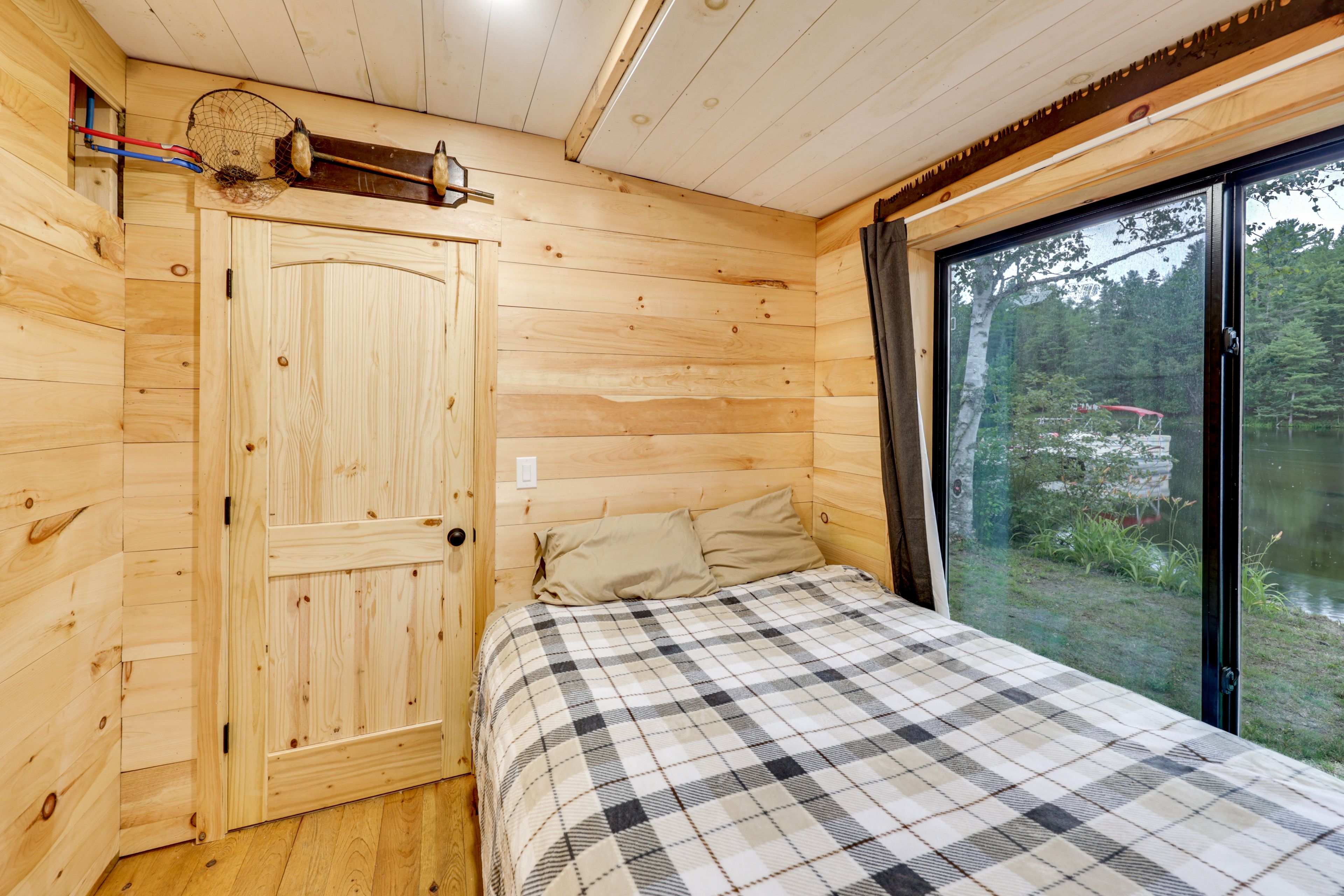 Bedroom 1 | Queen Bed | 1st Floor