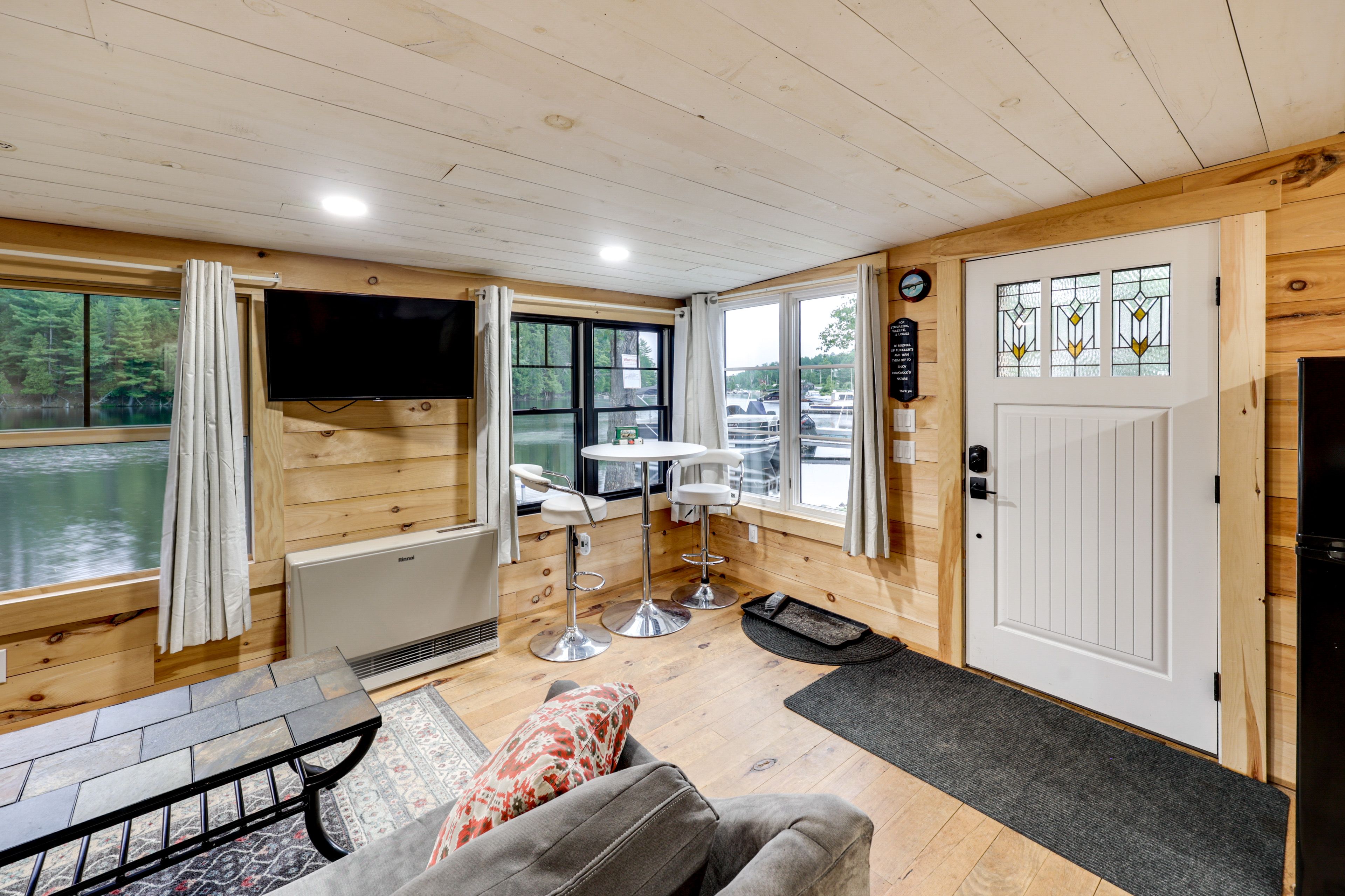 Dining Area | Dishware/Flatware Provided | 1st Floor