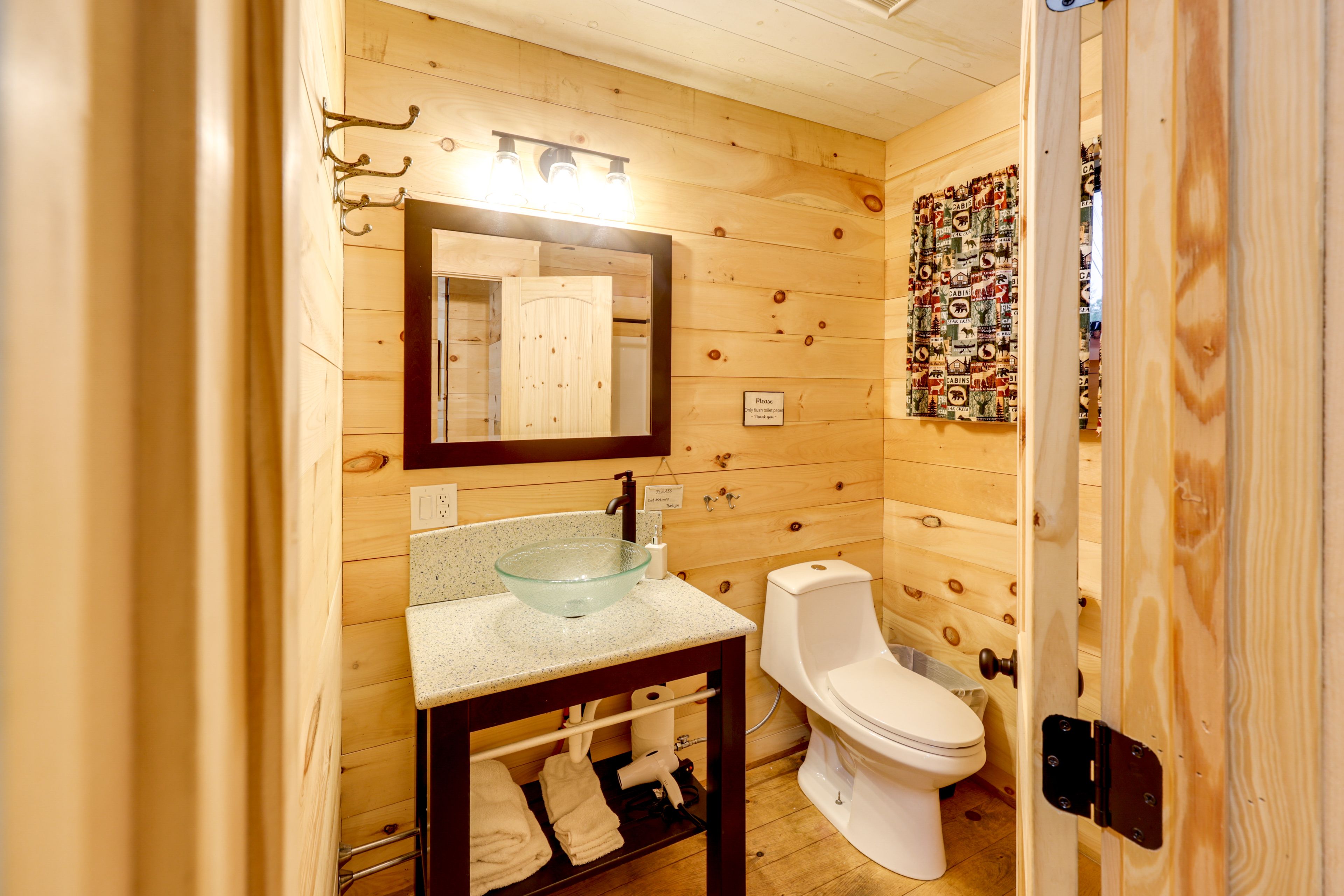 Full Bathroom | Complimentary Toiletries | 1st Floor