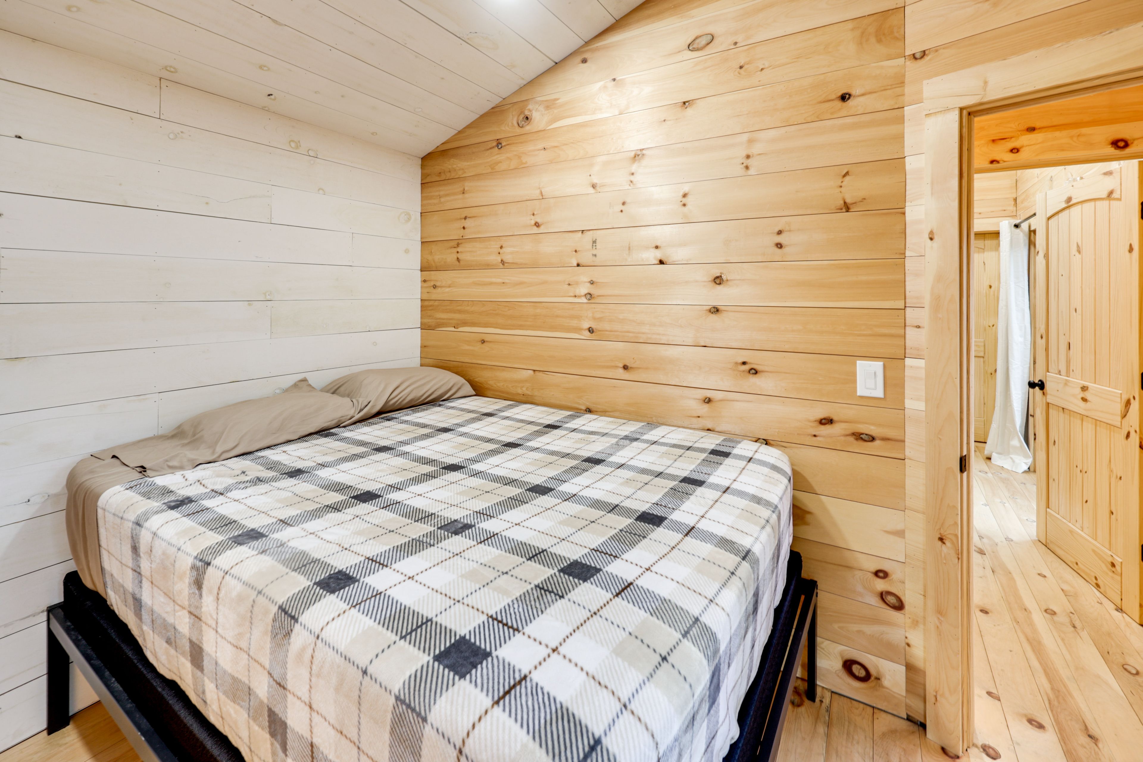 Bedroom 3 | Queen Bed | 2nd Floor | En-Suite Bathroom