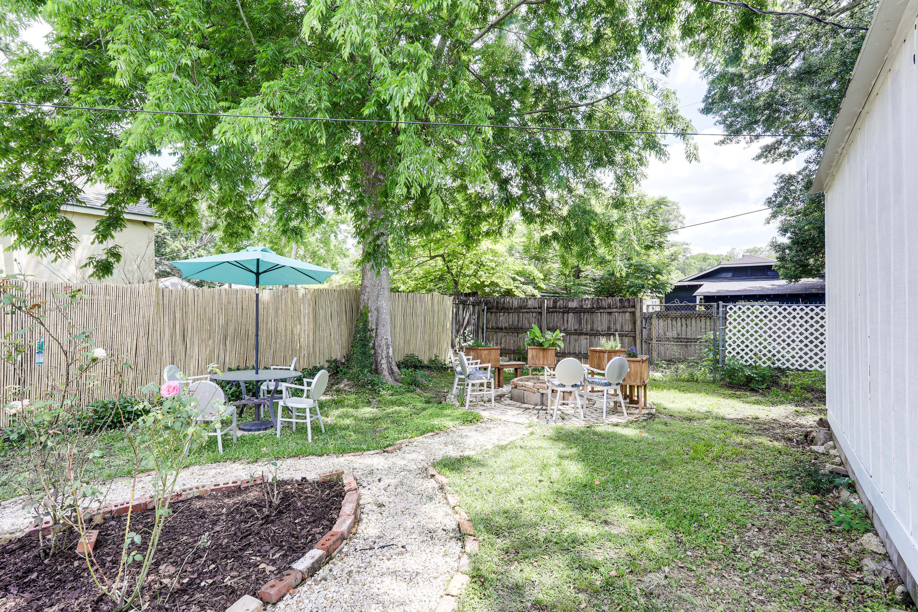 Backyard | Fire Pit | Dining Set