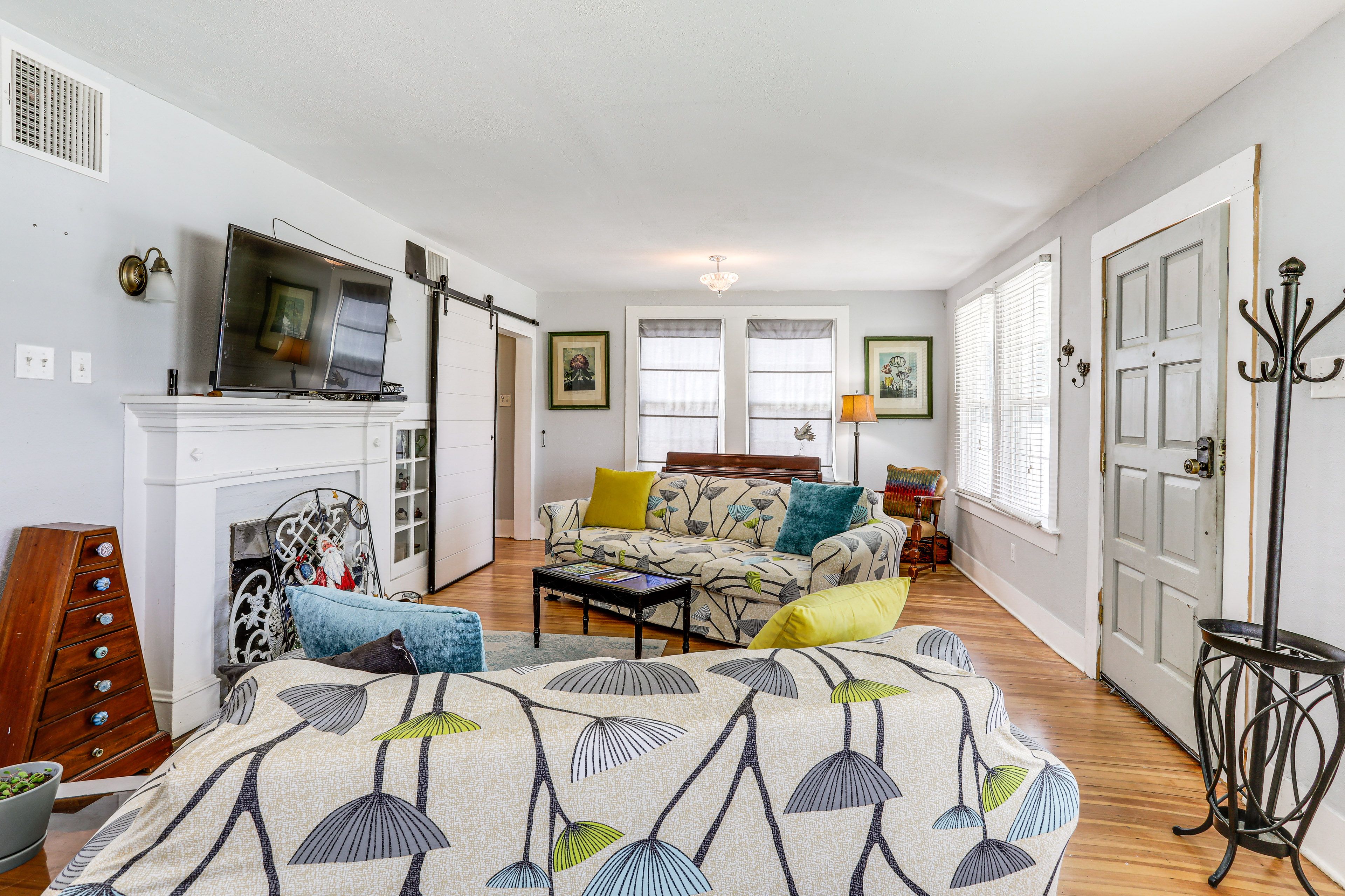Living Room | Free WiFi | Central Heating & A/C | Smart TV | 1st Floor