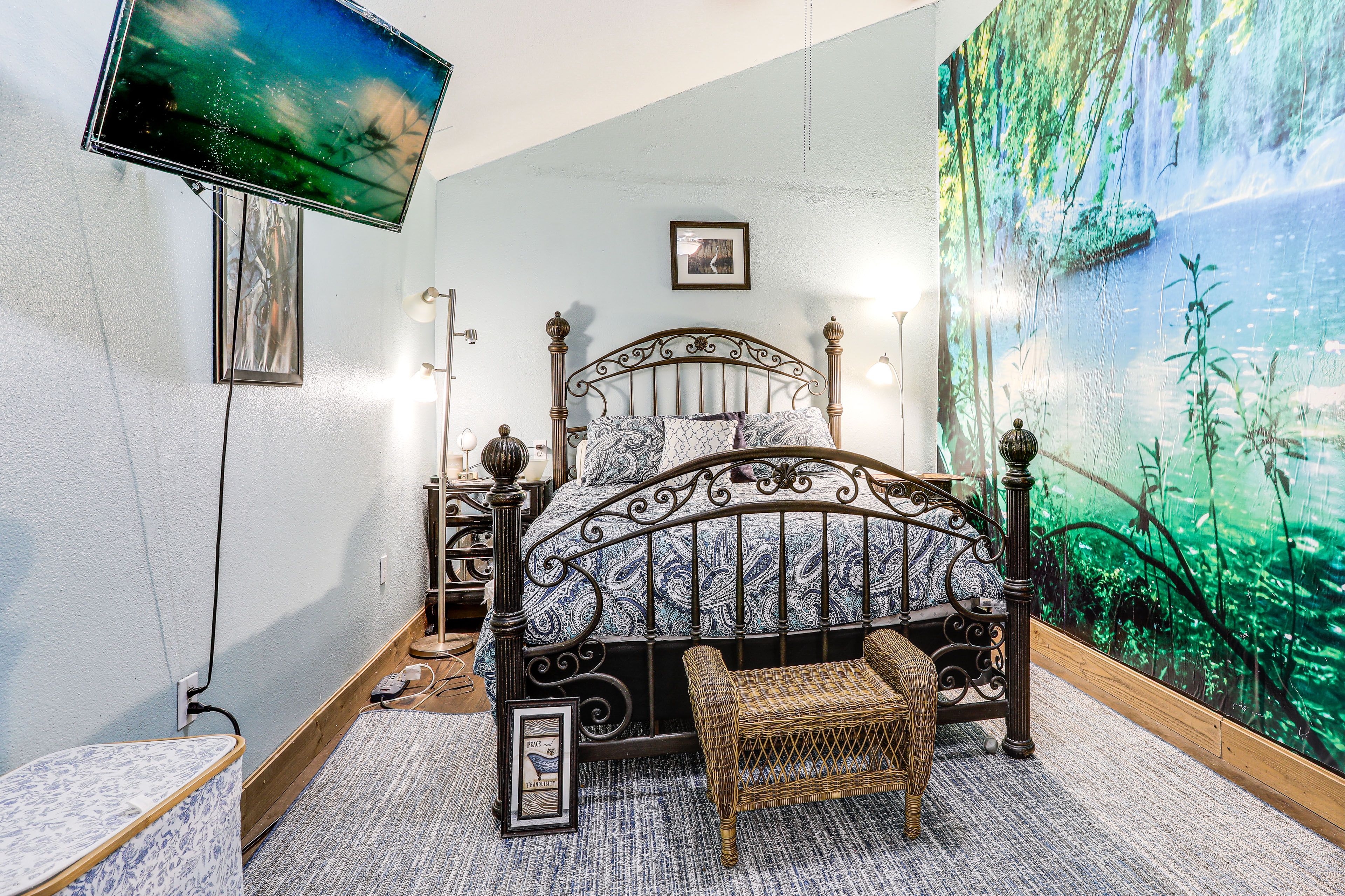 Bedroom 1 | Queen Bed | Linens Provided | 1st Floor