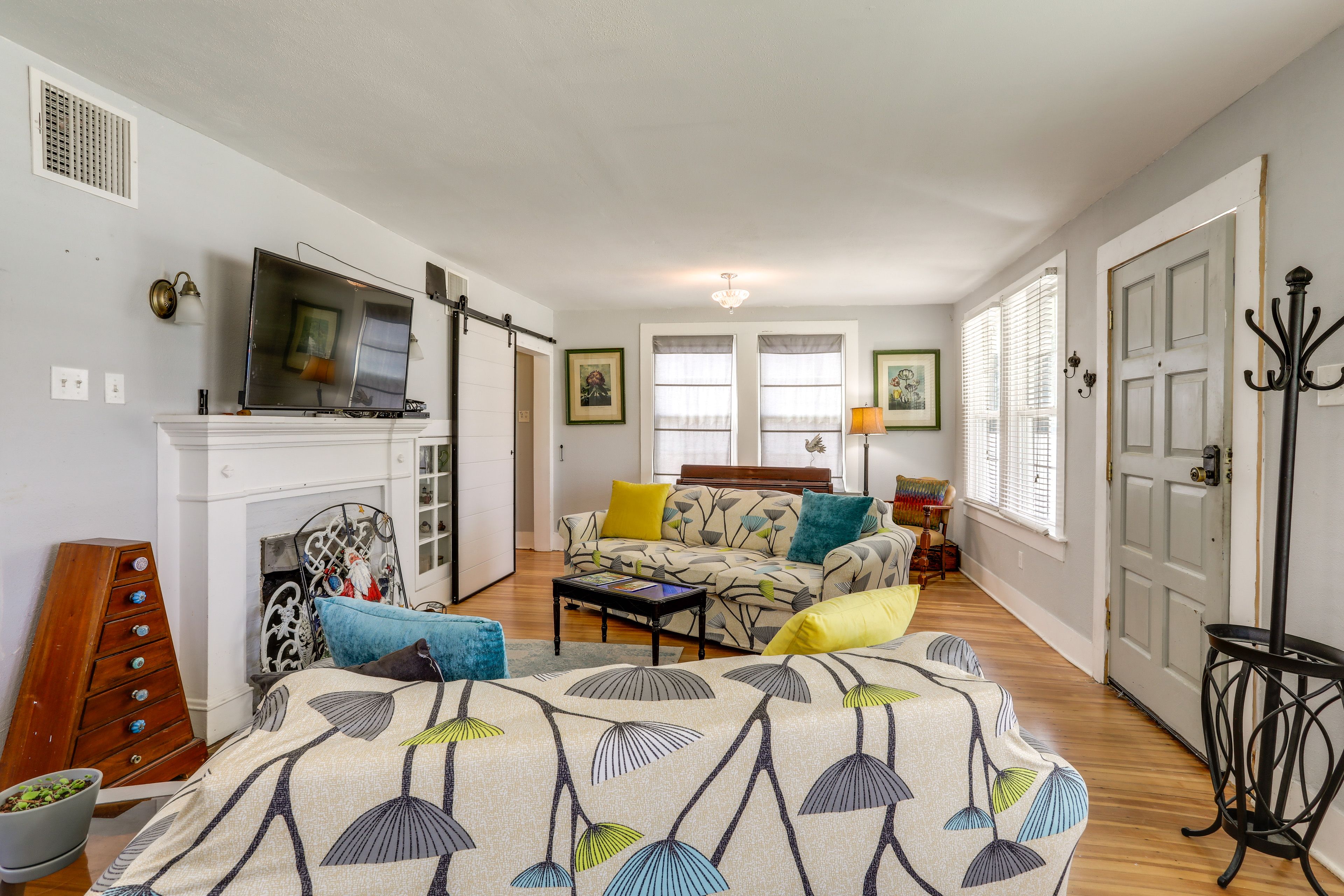 Living Room | Free WiFi | Central Heating & A/C | Smart TV | 1st Floor