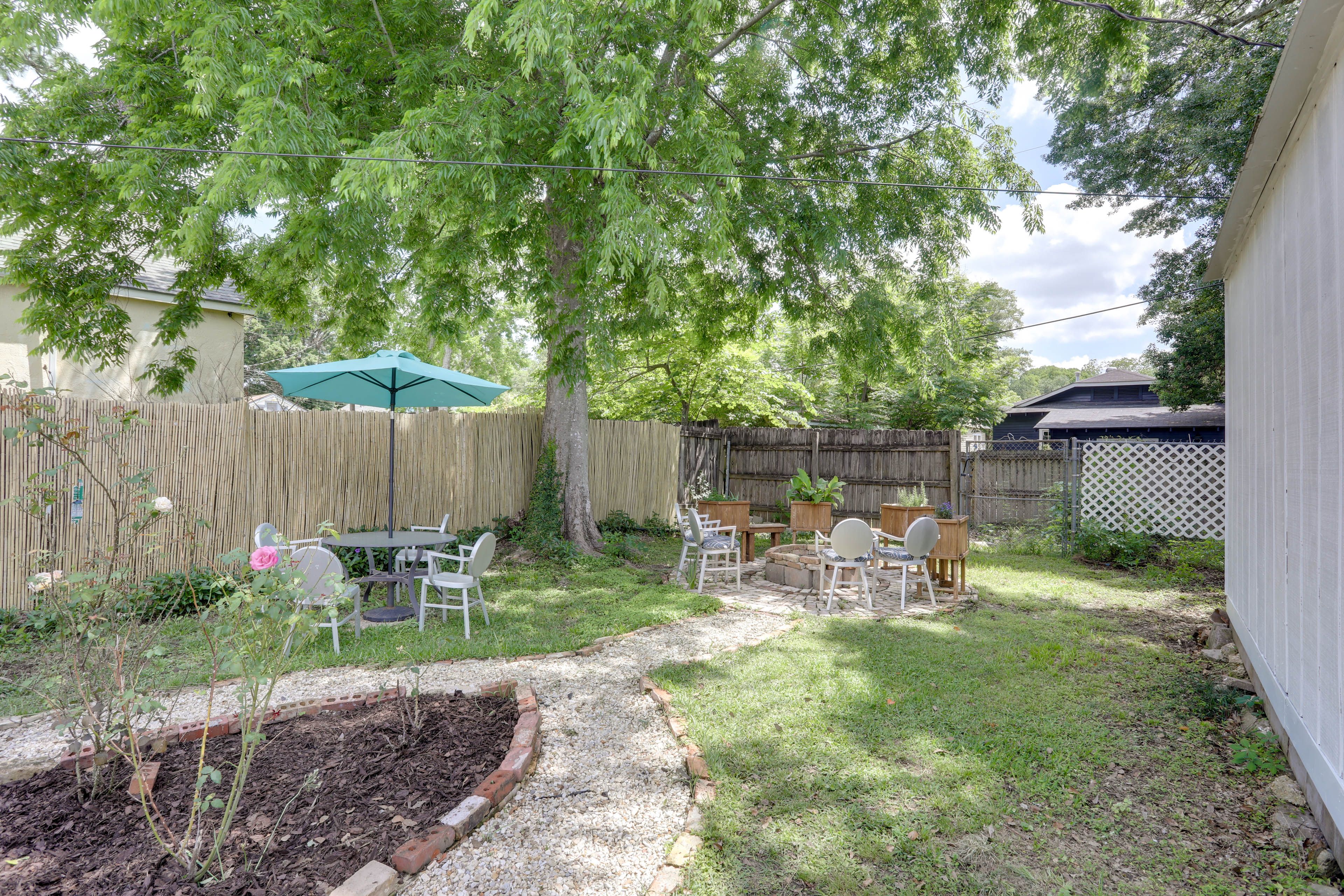 Backyard | Fire Pit | Dining Set