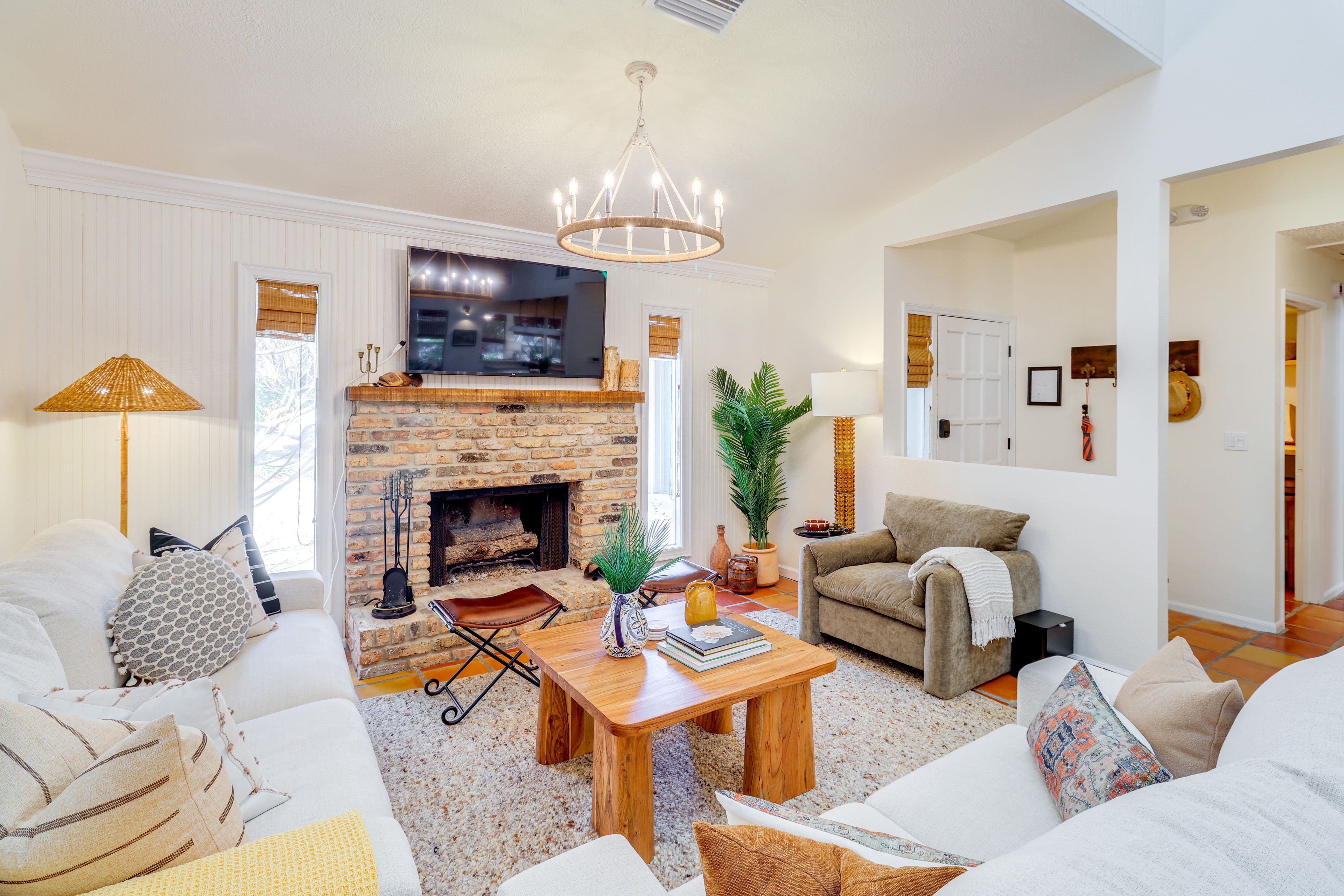 Living Room | Free WiFi | Central A/C & Heating | Smart TV