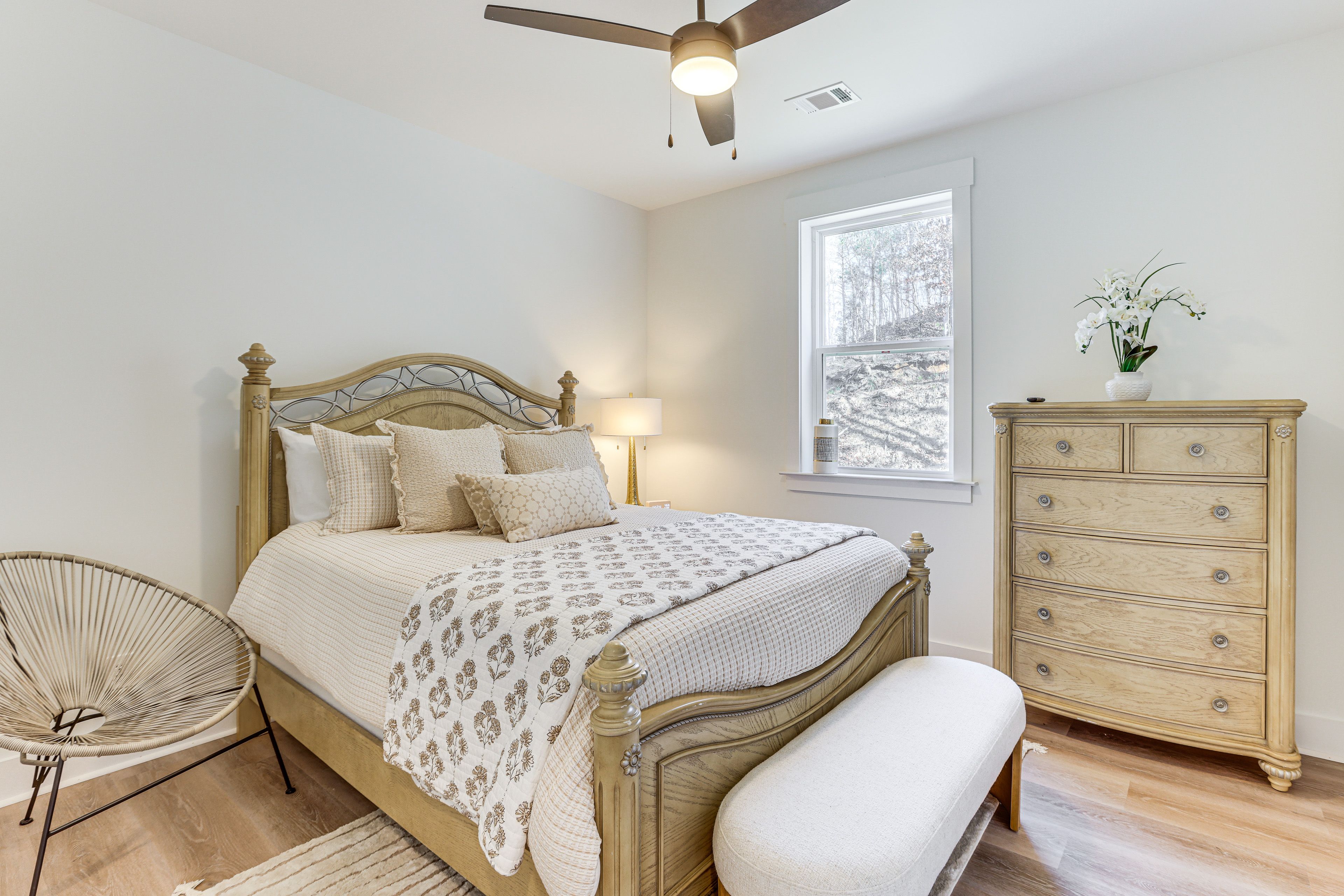 Bedroom 2 | Queen Bed | Smart TV