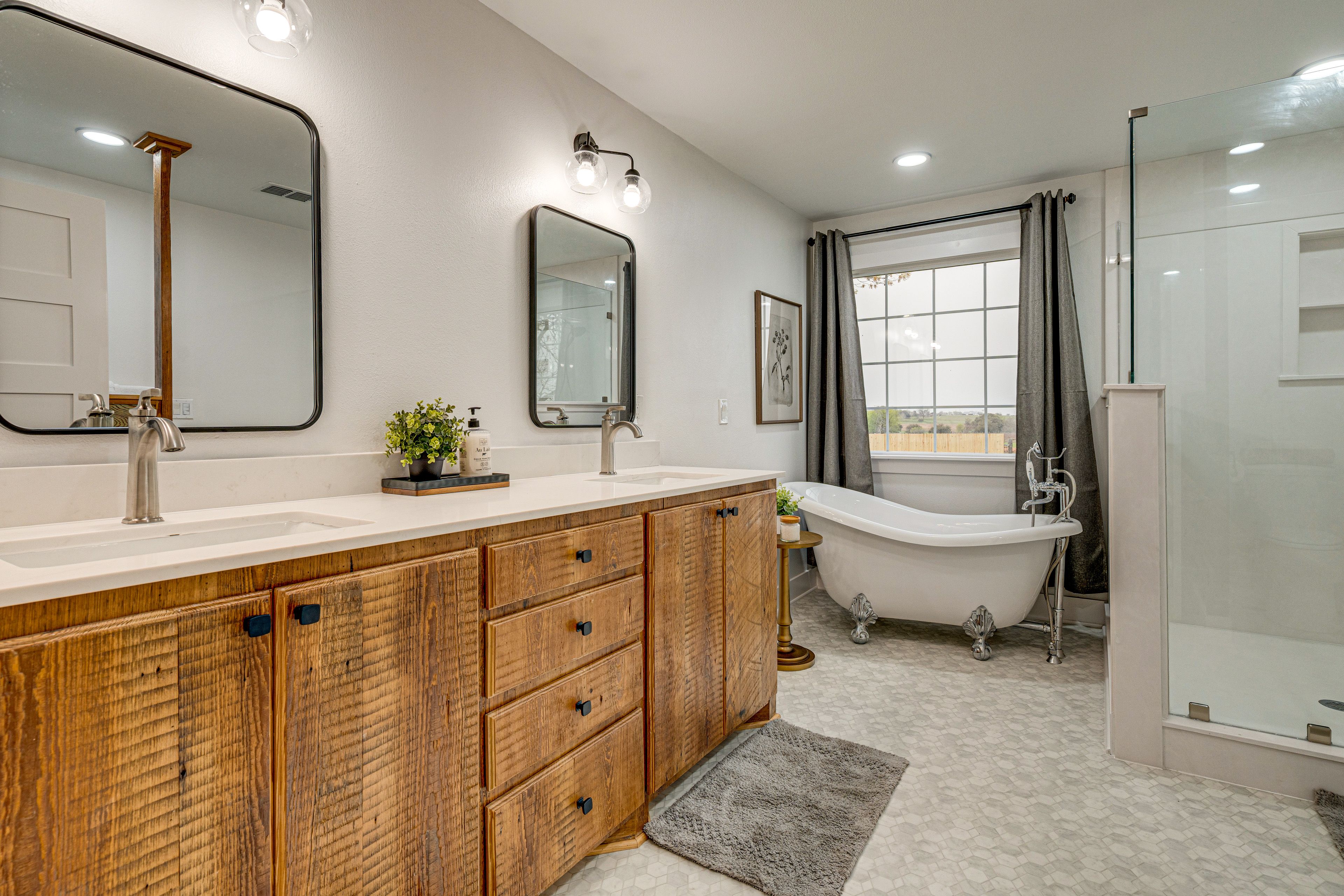 Full Bathroom | Separate Tub & Shower