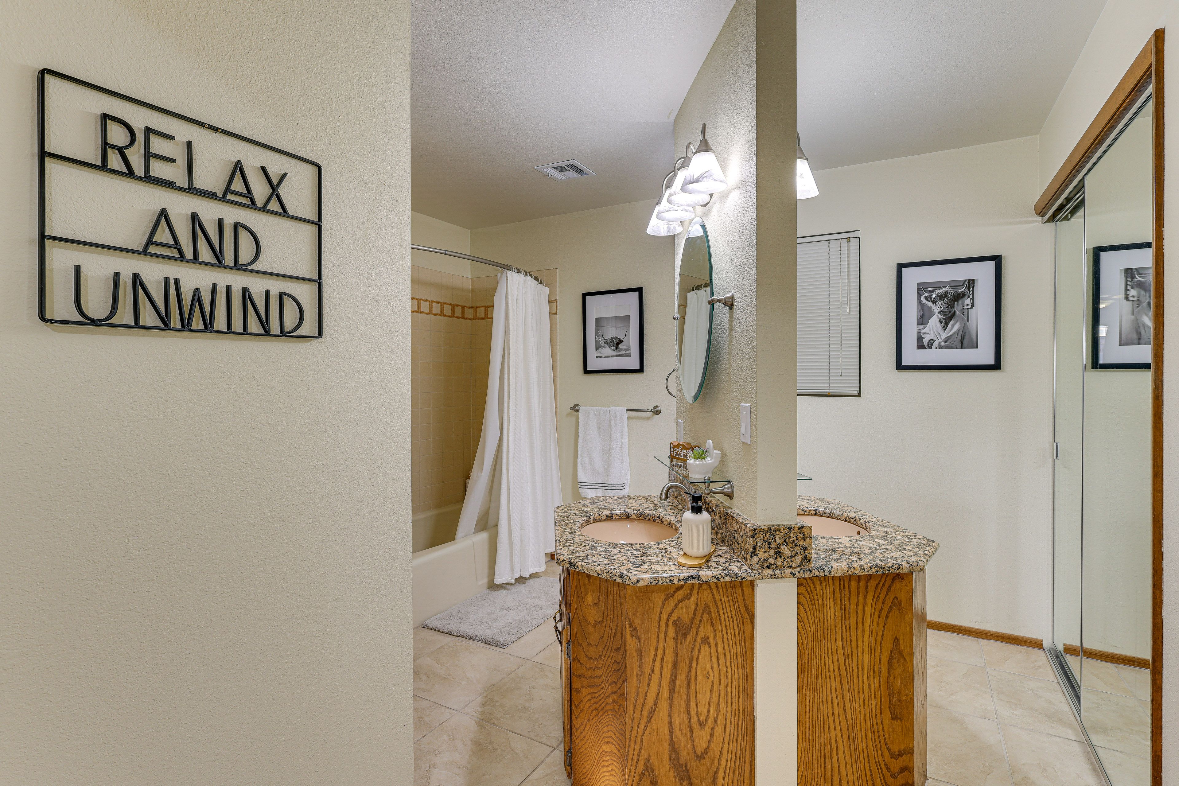 Full Bathroom | Towels Provided