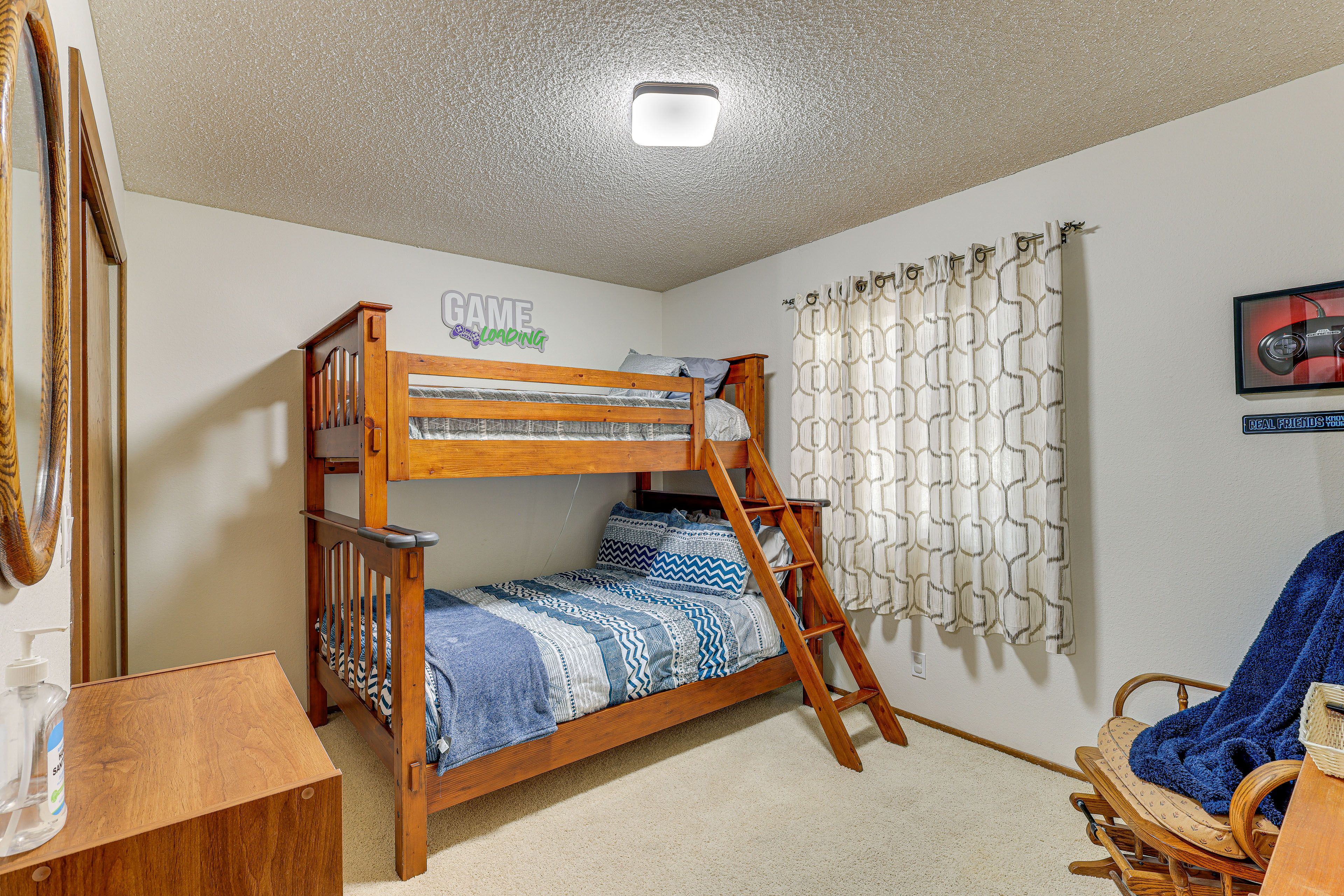 Bedroom 3 | Twin/Full Bunk Bed