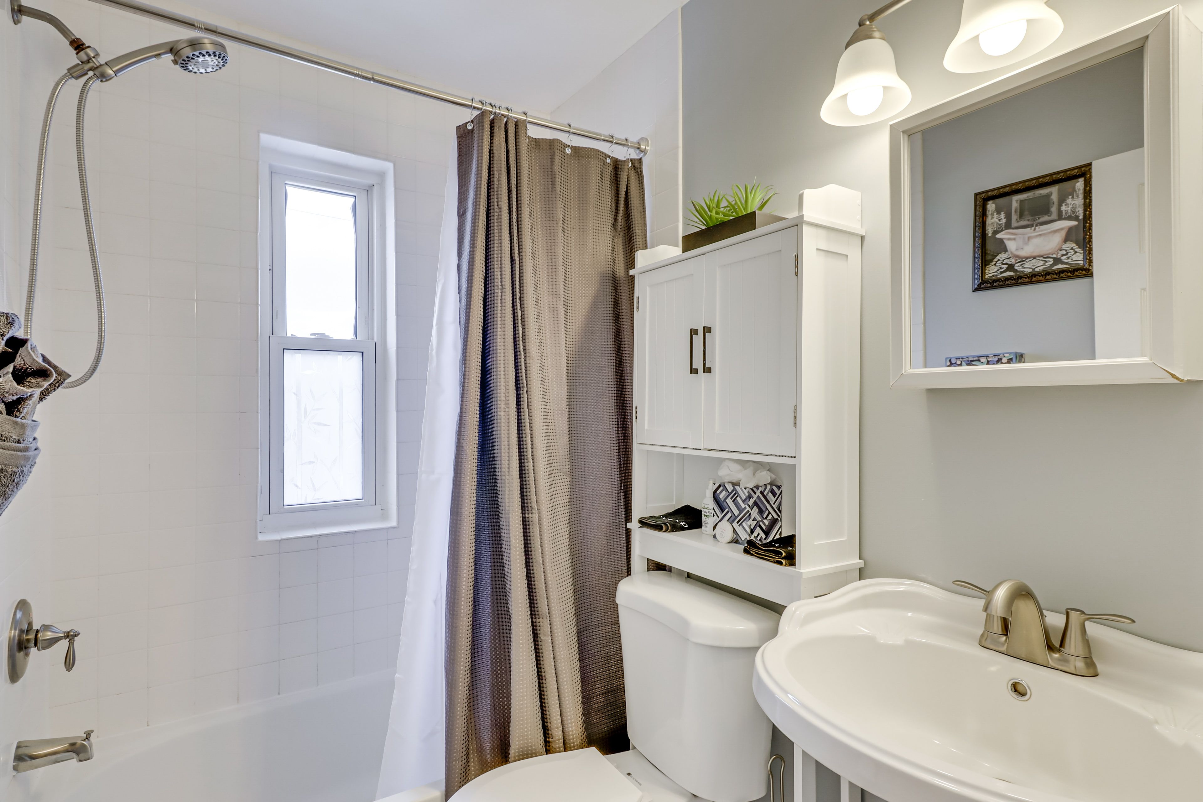 Full Bathroom | 2nd Floor
