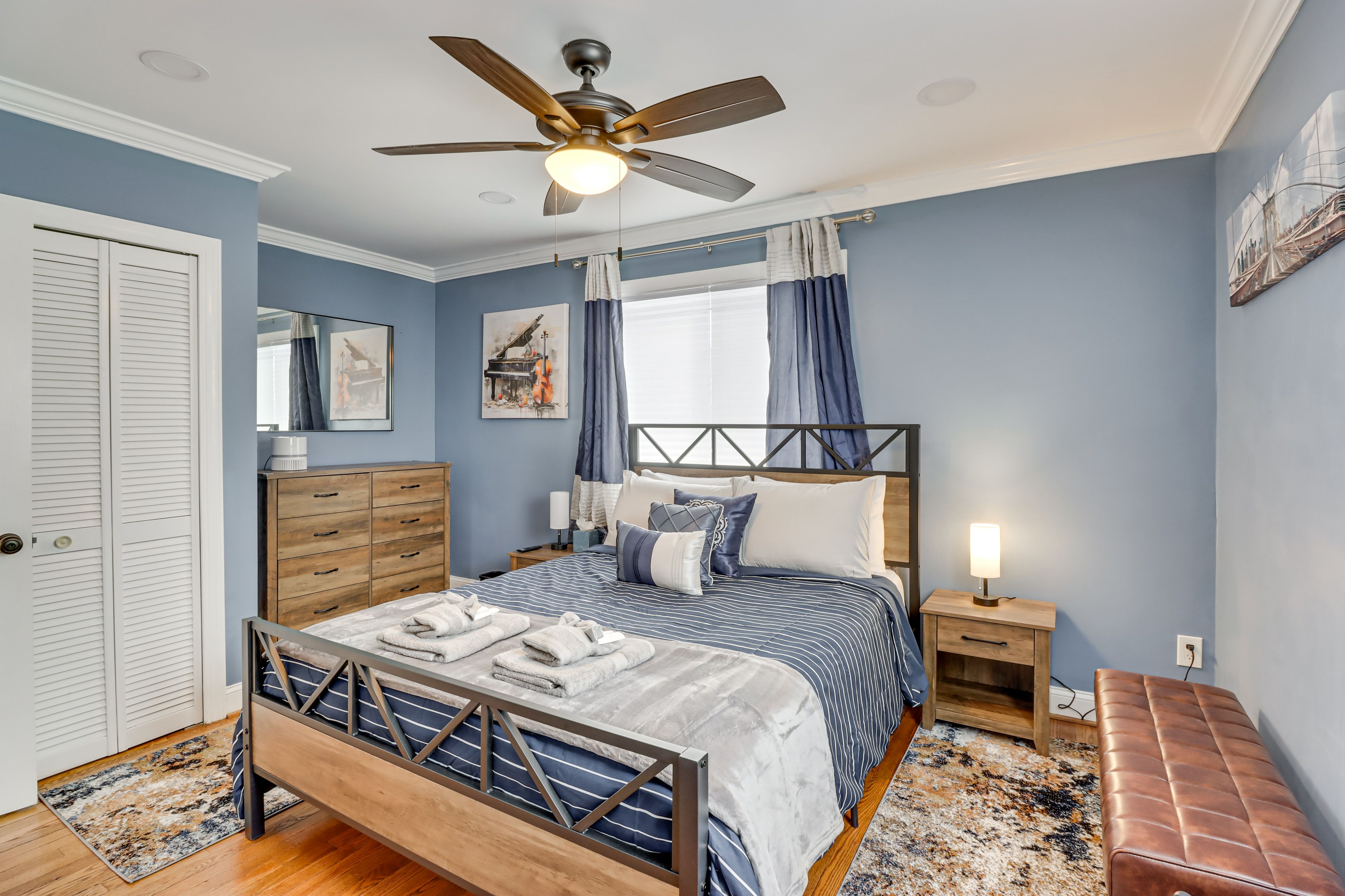 Bedroom 1 | Queen Bed | Smart TV | 2nd Floor