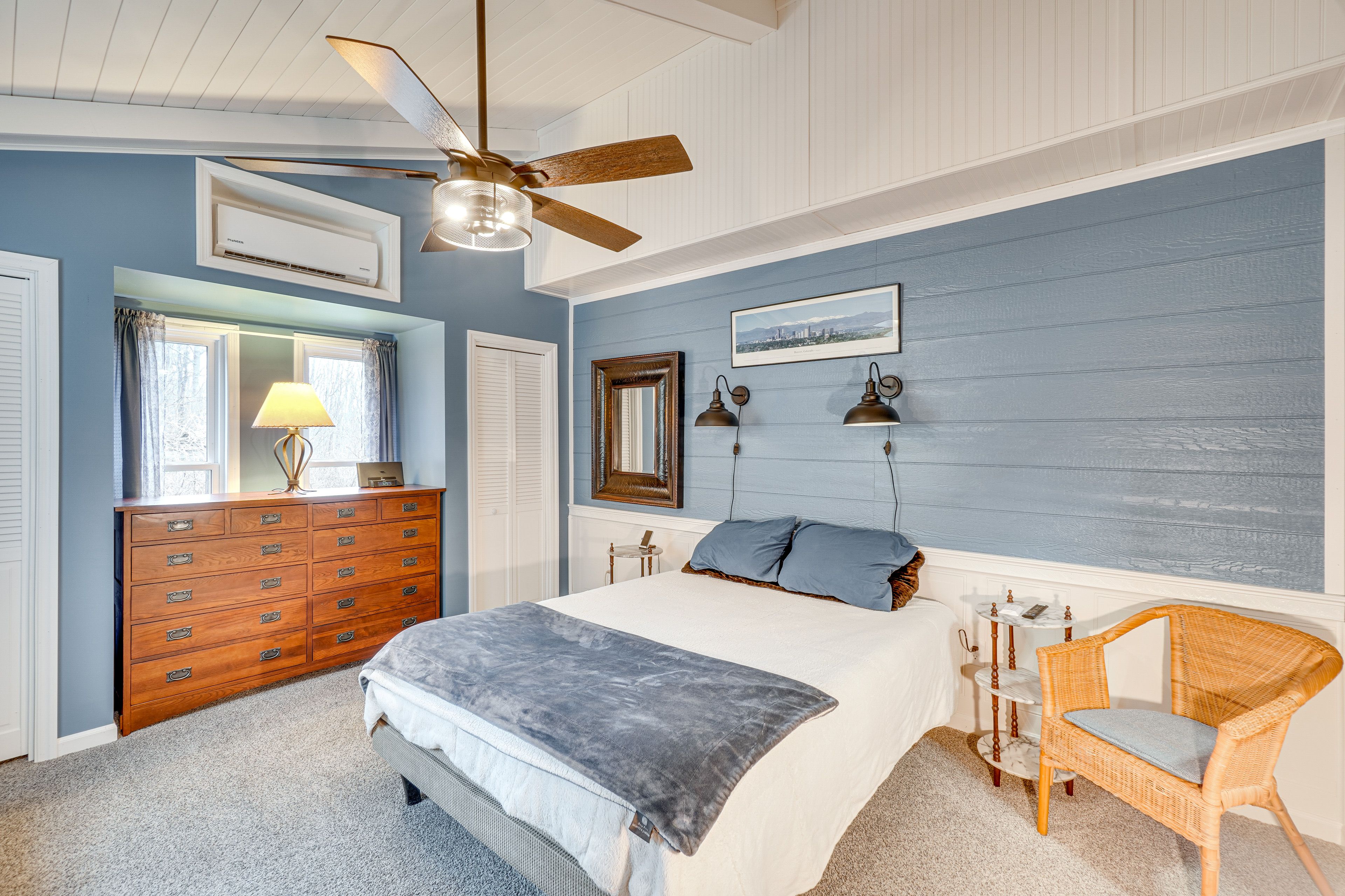 Bedroom 1 | 1st Floor | Queen Bed | Smart TV