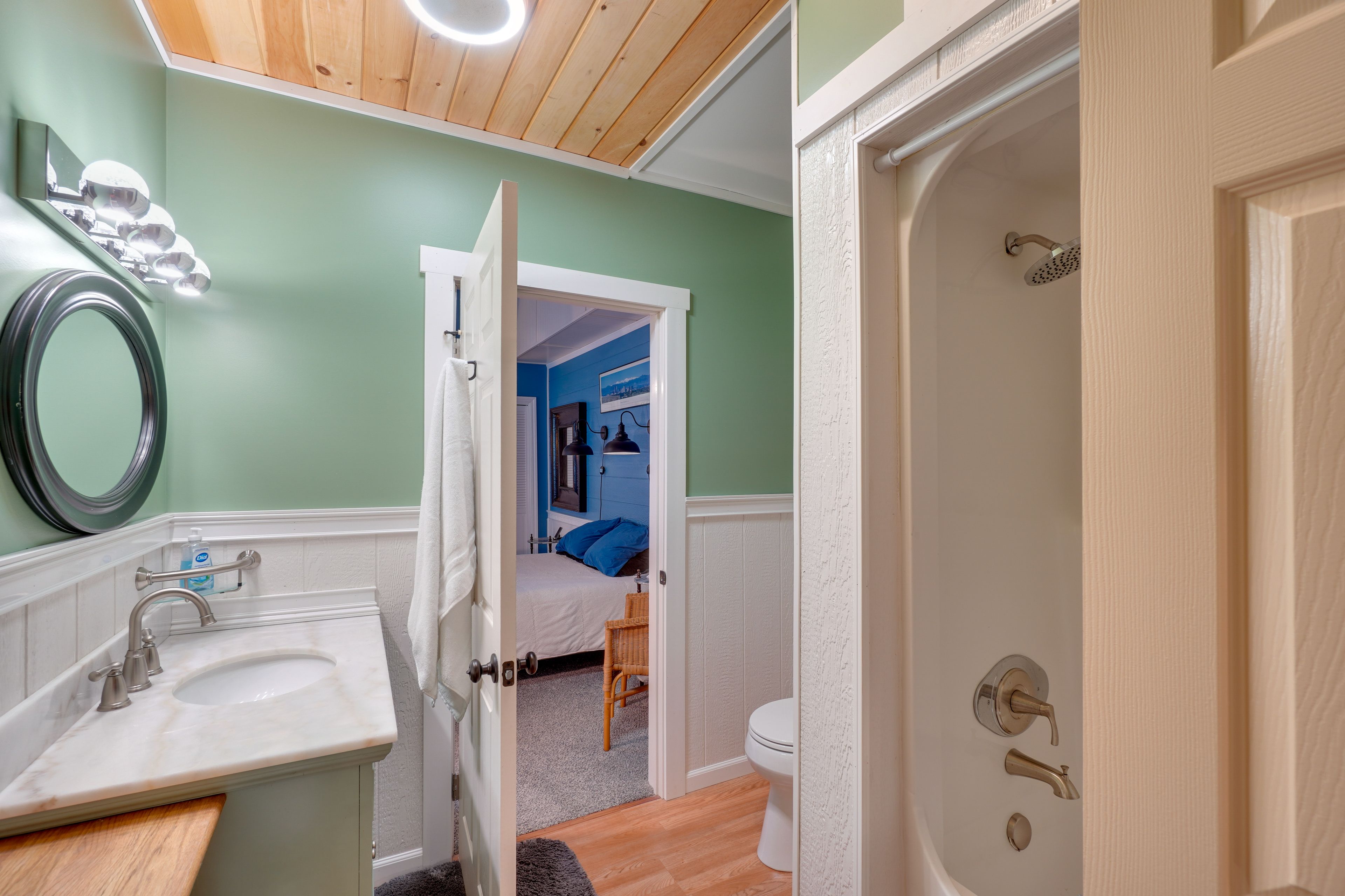 Full Bathroom | 1st Floor | Towels Provided