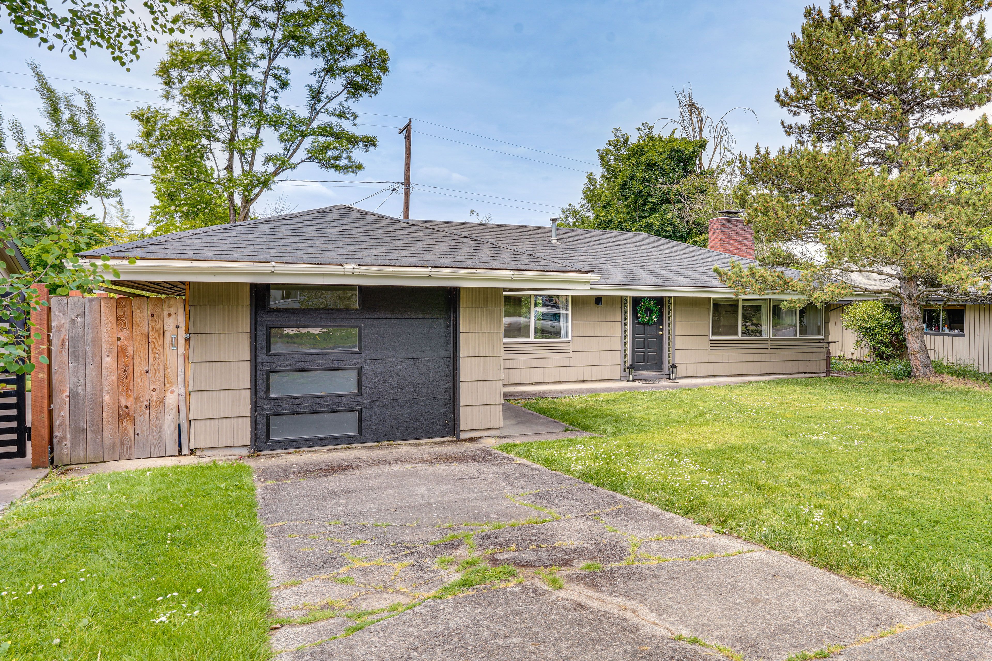 Exterior | Parking | Driveway (1 Vehicle) | Street (First-Come, First-Served)