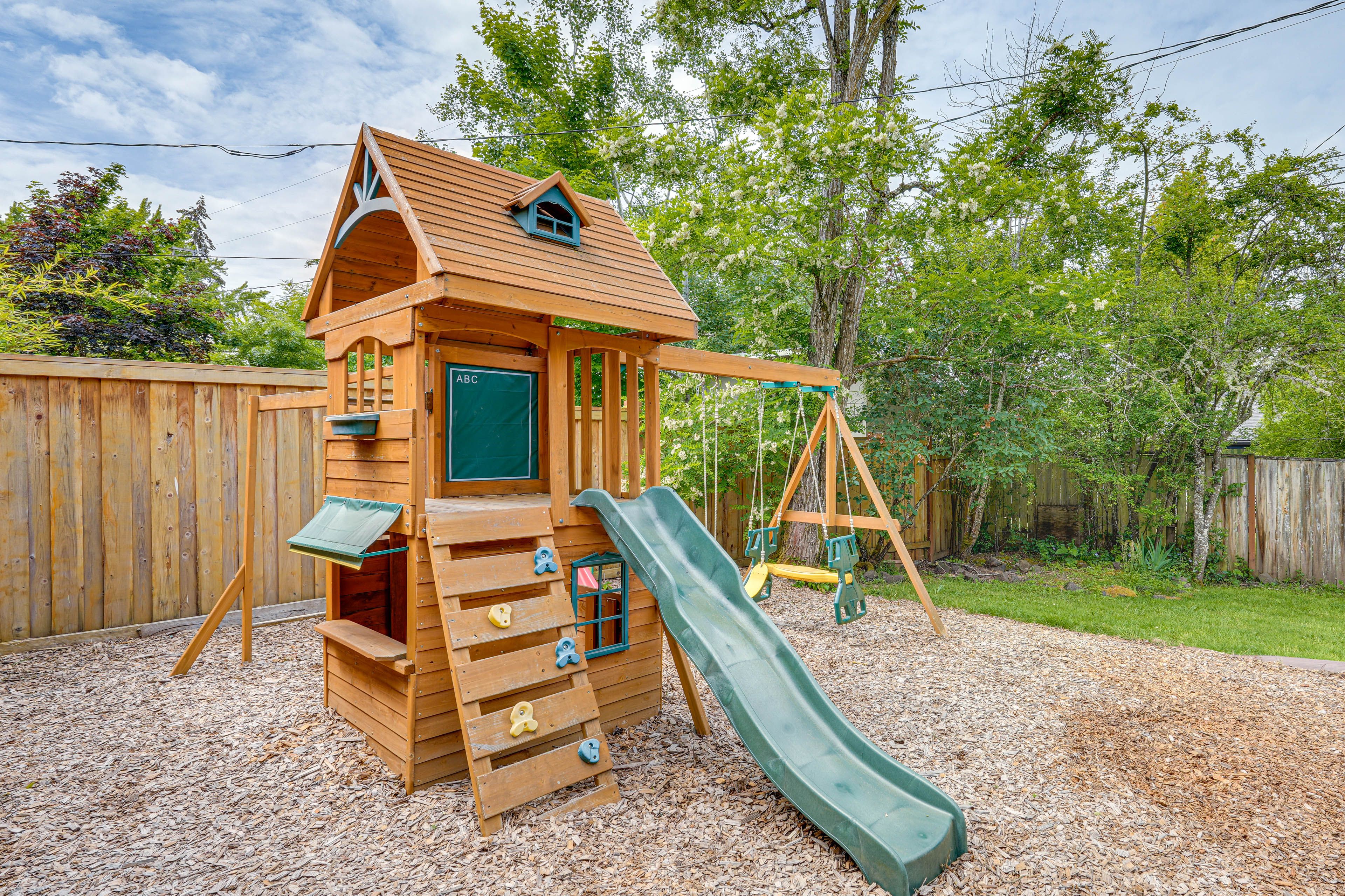 Large Fenced Yard | Play Area