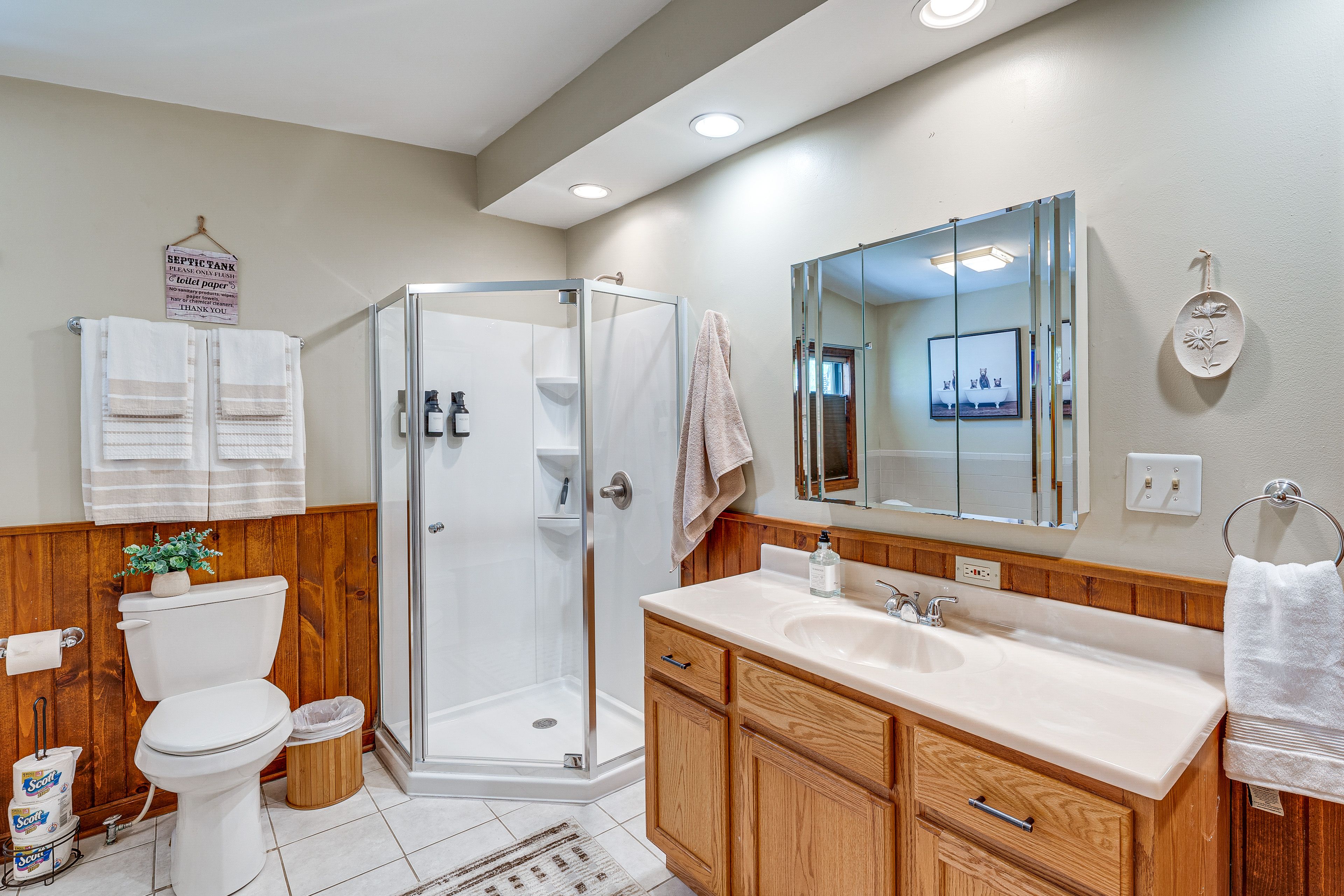 Full Bathroom | Towels Provided | Jetted Tub | 2nd Floor