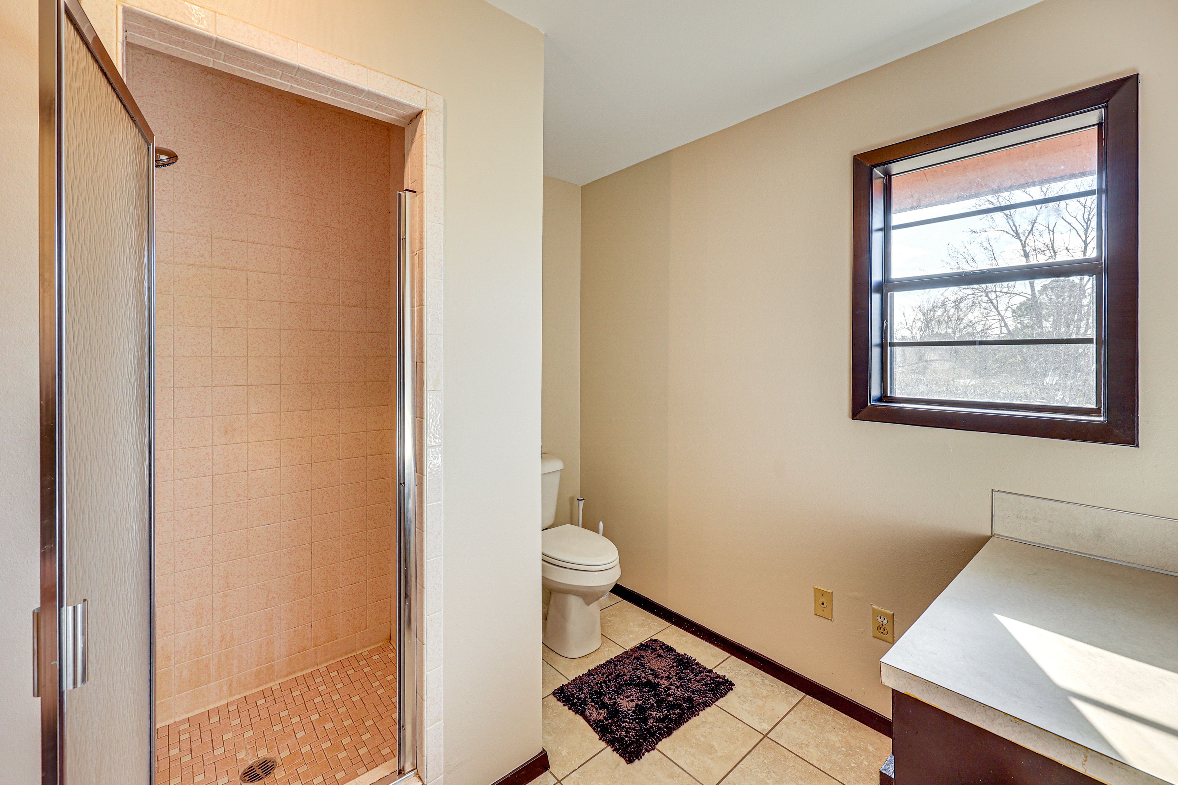 Full Bath | Towels | Main Level