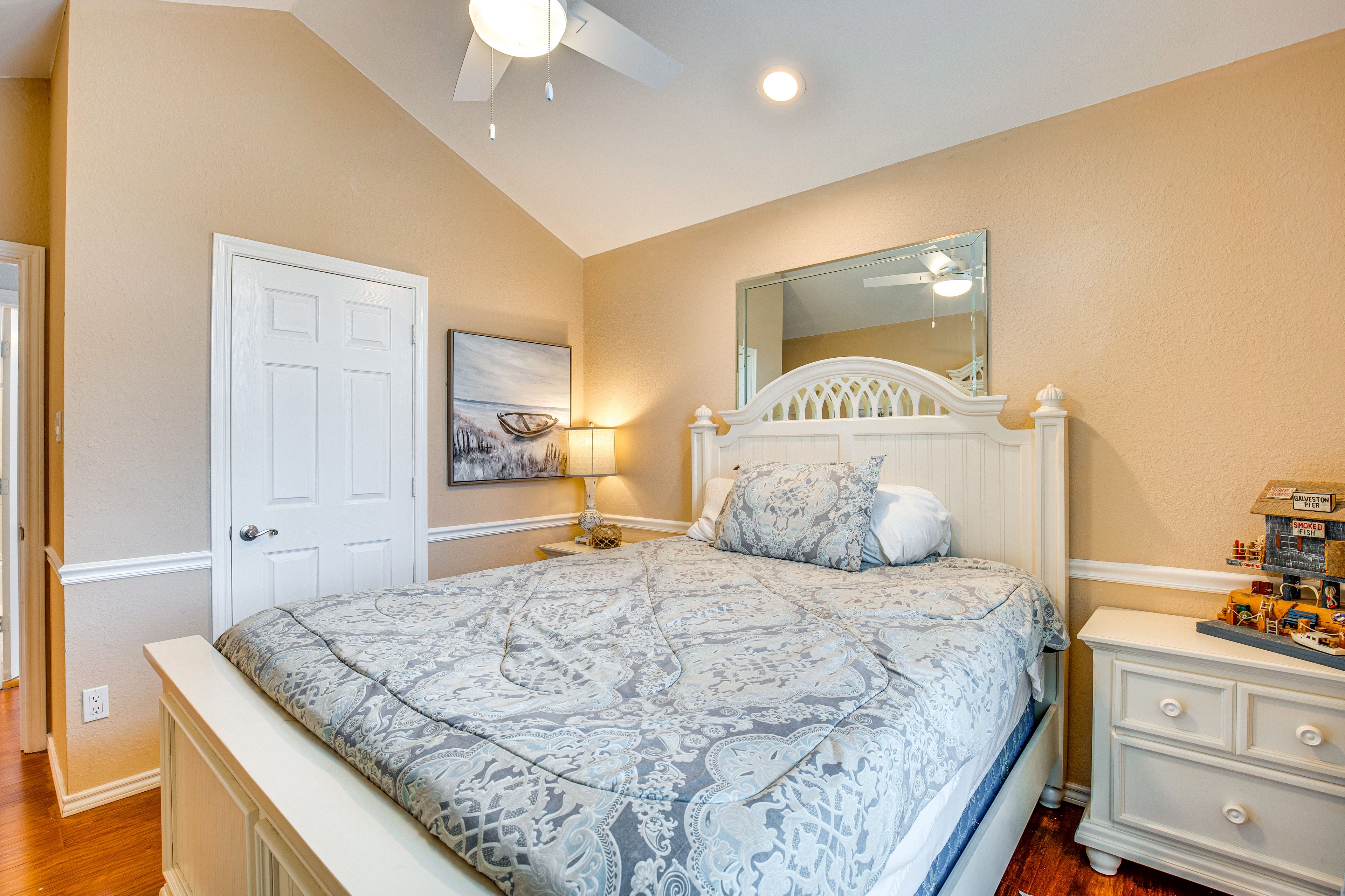 Bedroom 2 | 2nd Floor | Queen Bed | Smart TV | Linens Provided