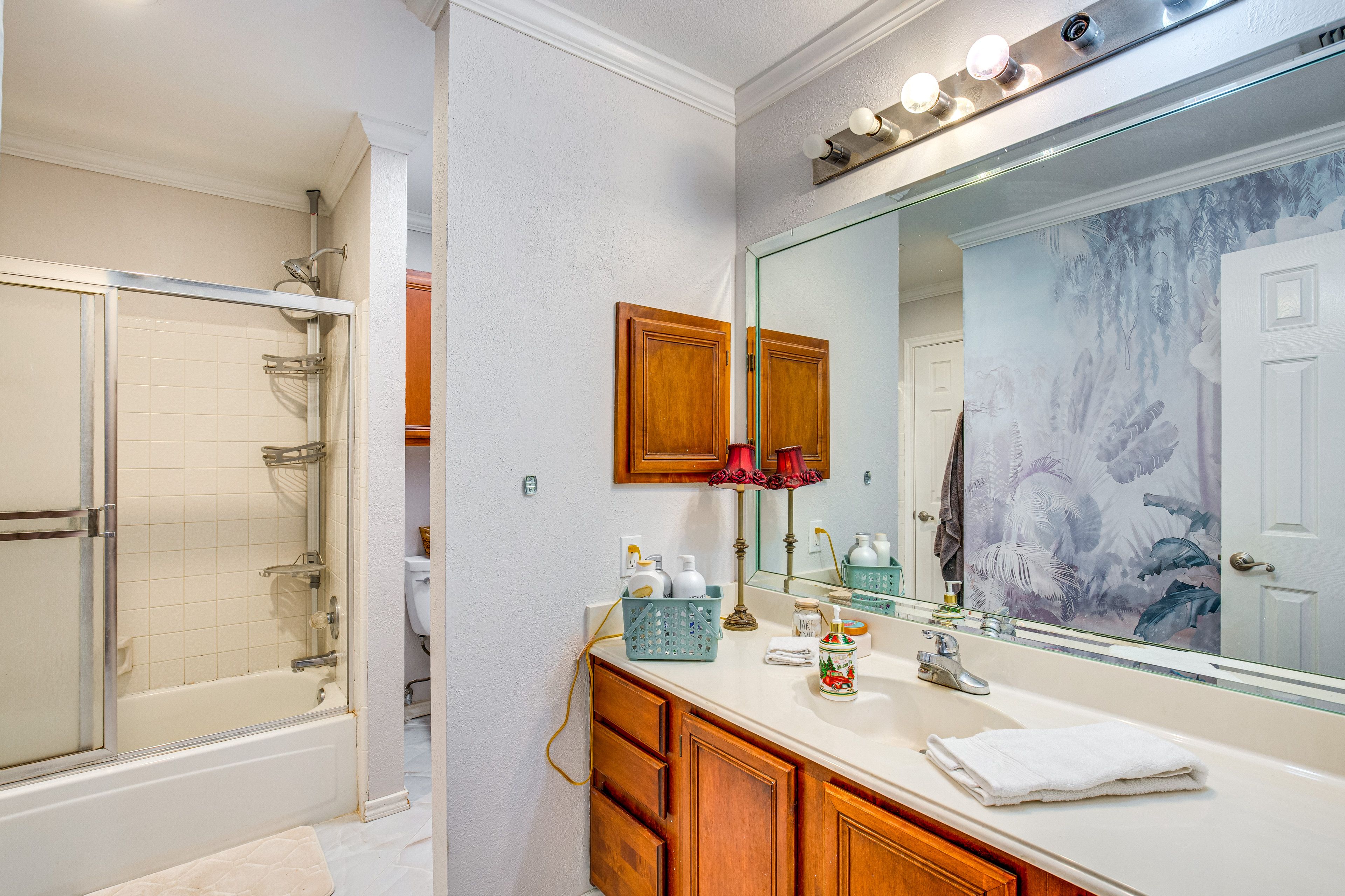 Full Bathroom | 2nd Floor | Complimentary Toiletries Provided | Hair Dryer
