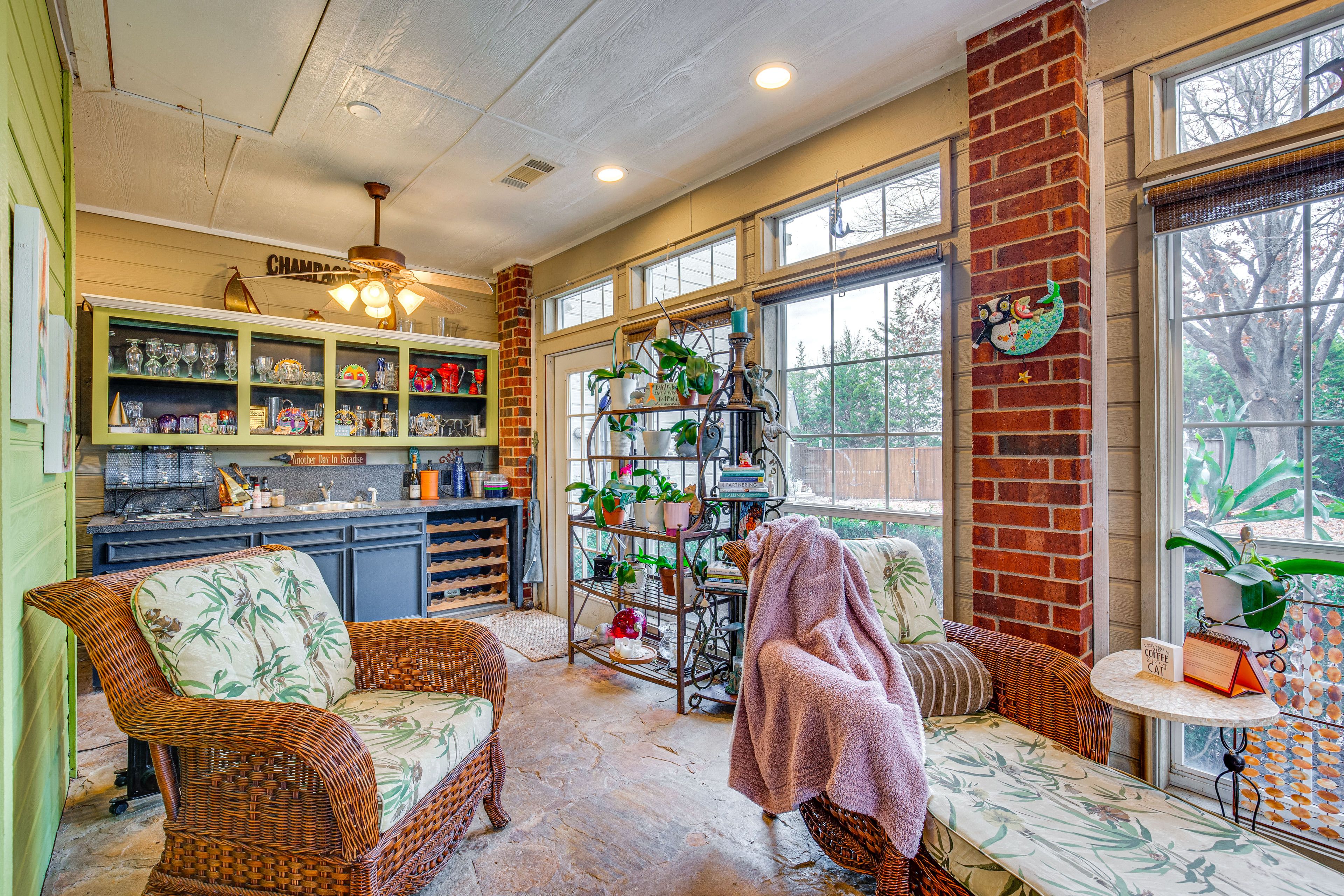 Sunroom | Wet Bar | Aquarium