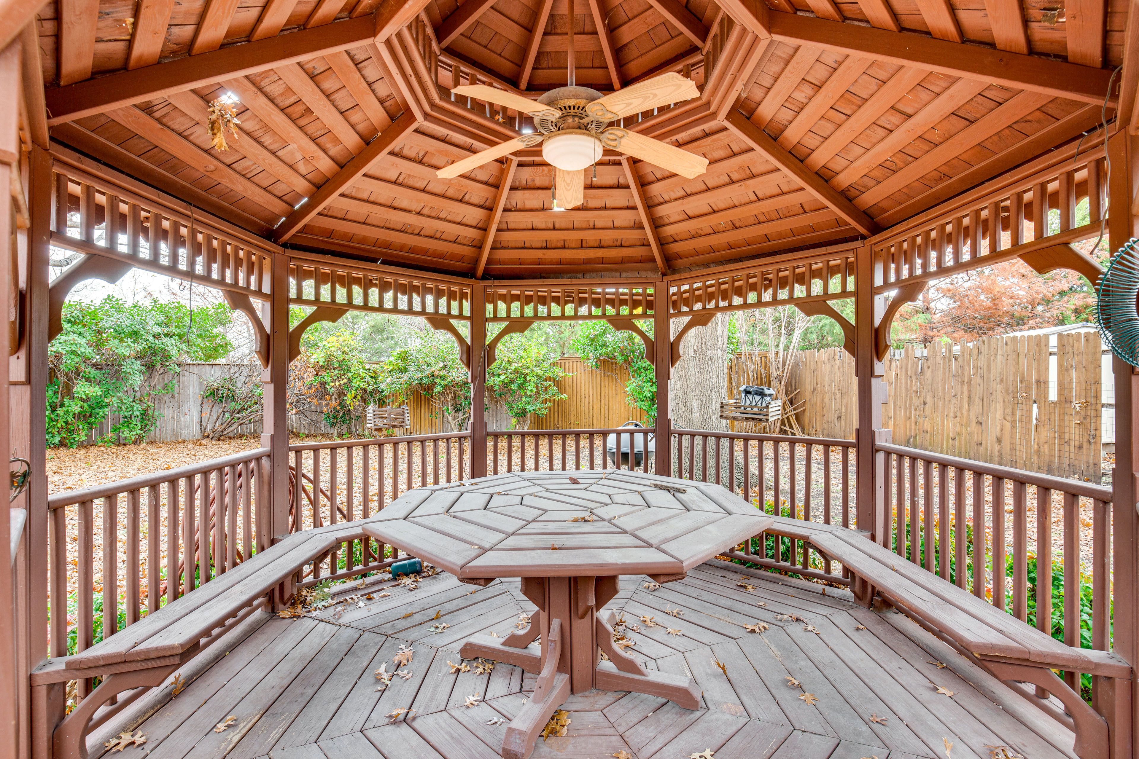 Gazebo w/ Outdoor Dining