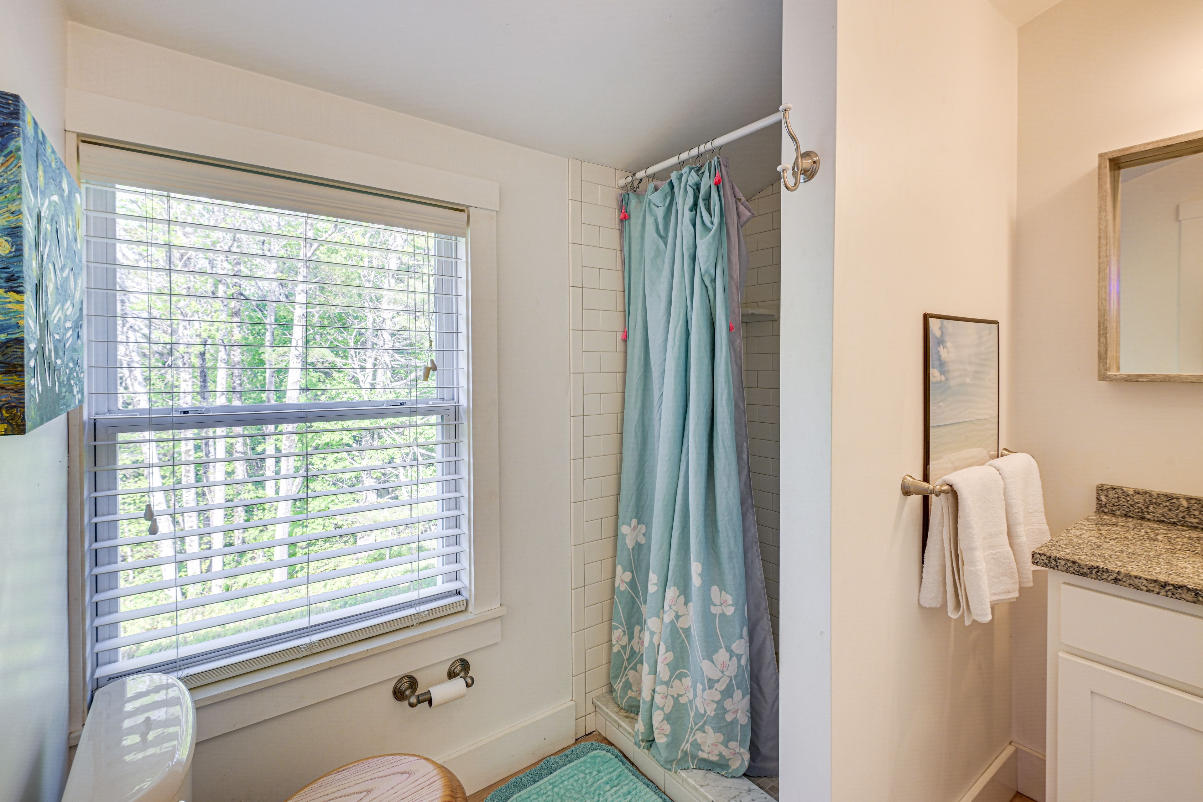 Apartment Suite Bathroom | 2nd Floor | Complimentary Toiletries