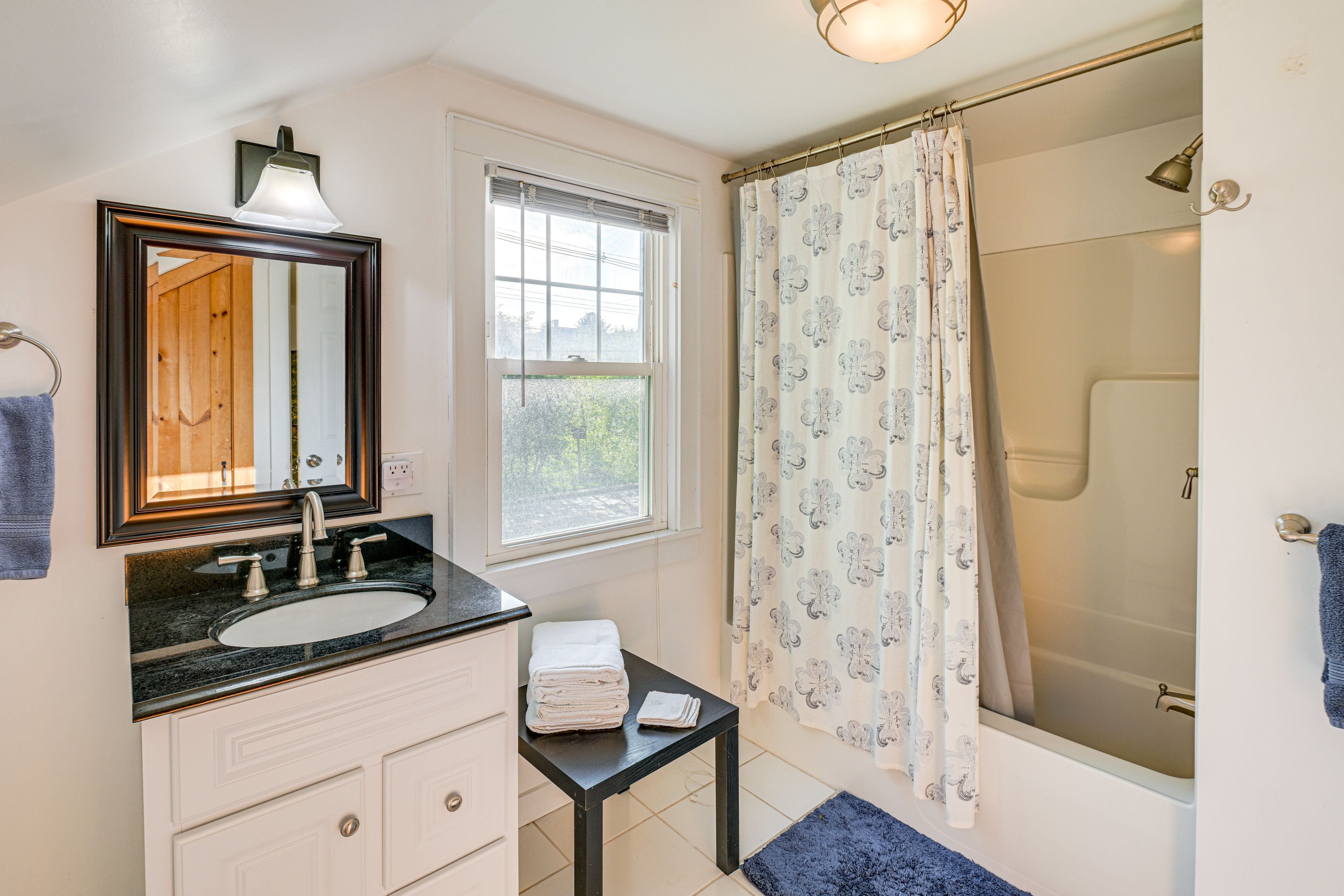 Full Bathroom | 2nd Floor