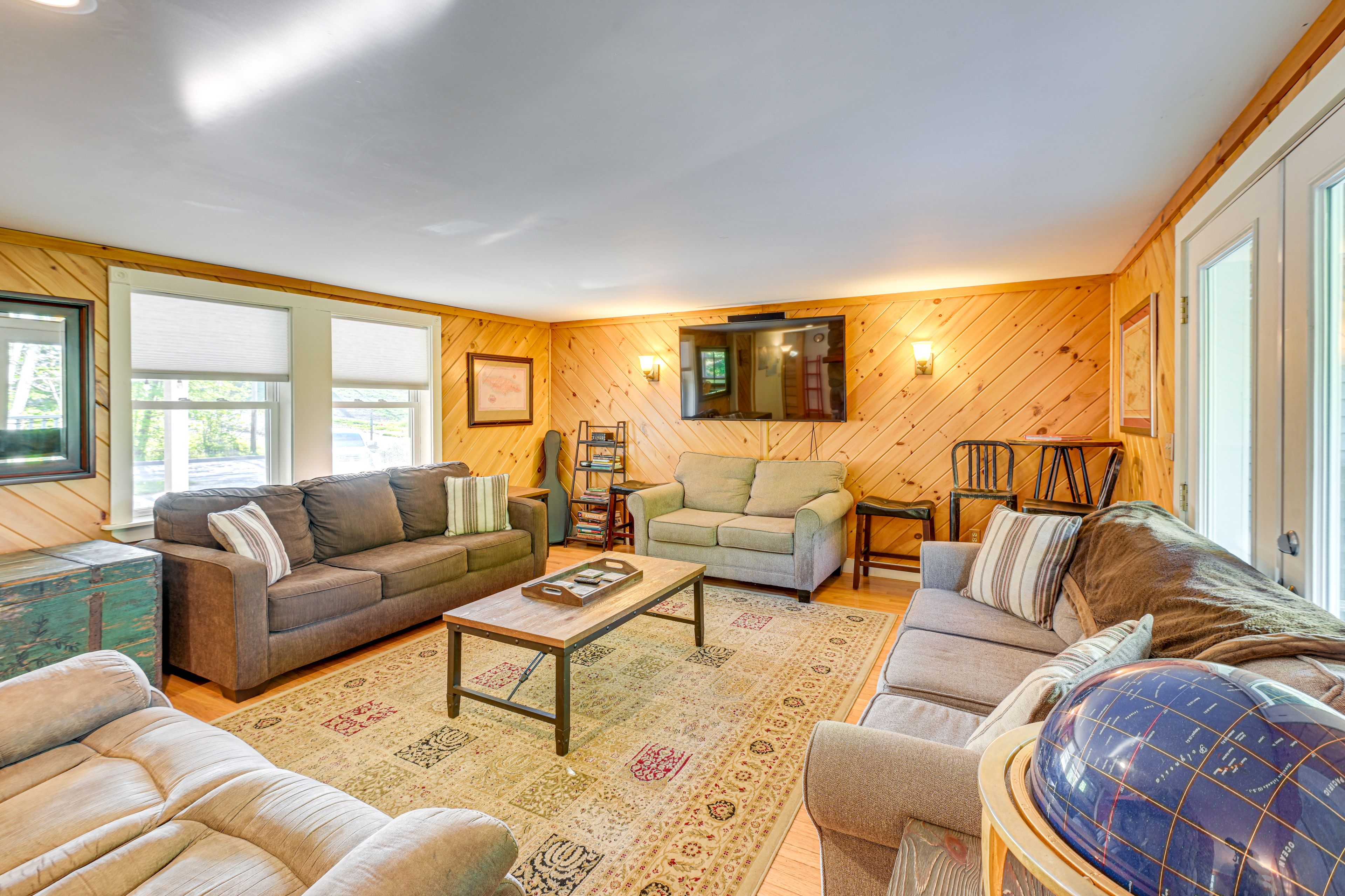 Living Room | 1st Floor | Queen Sleeper Sofa | Free WiFi | Smart TV