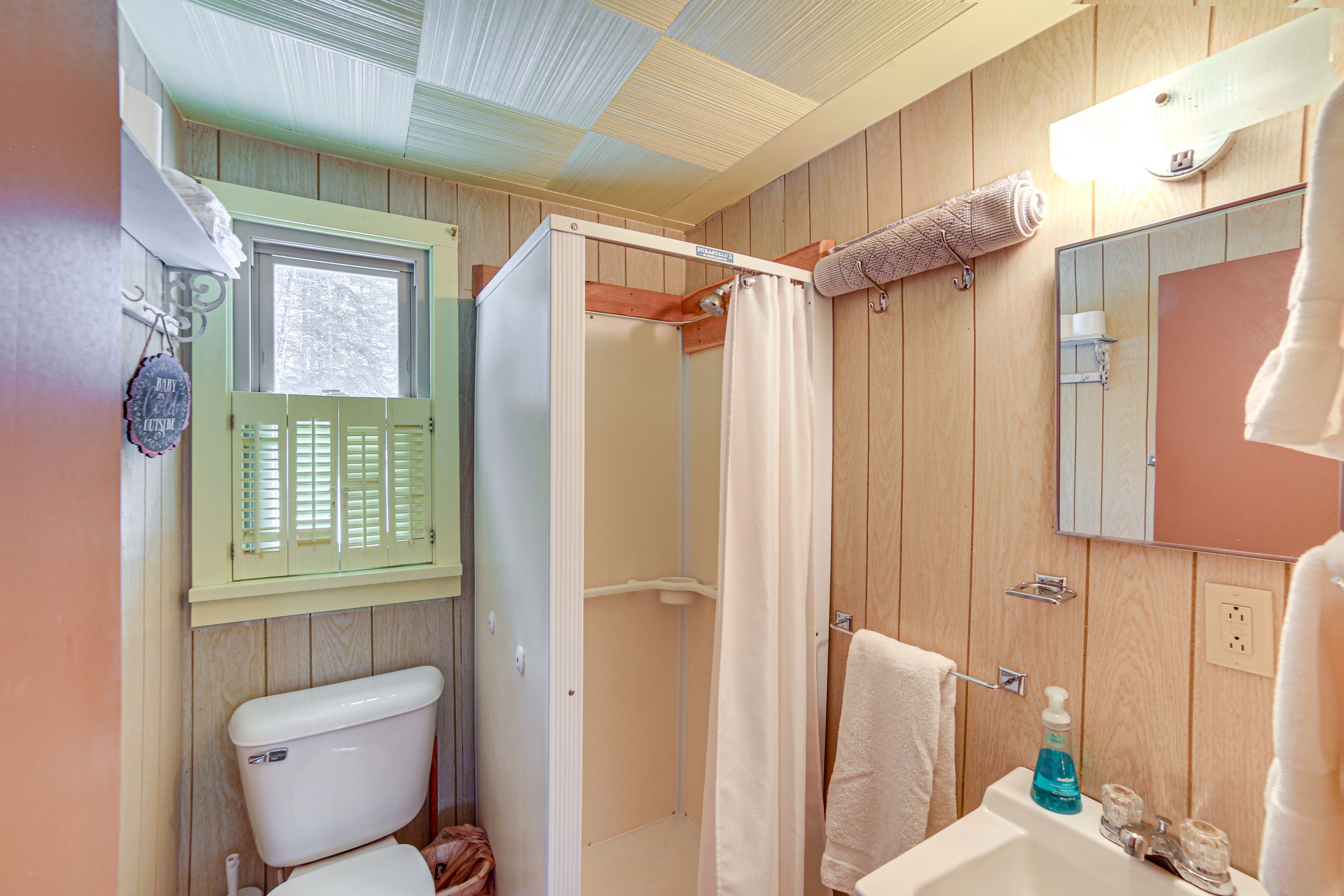 Full Bathroom | Towels Provided | Complimentary Toiletries