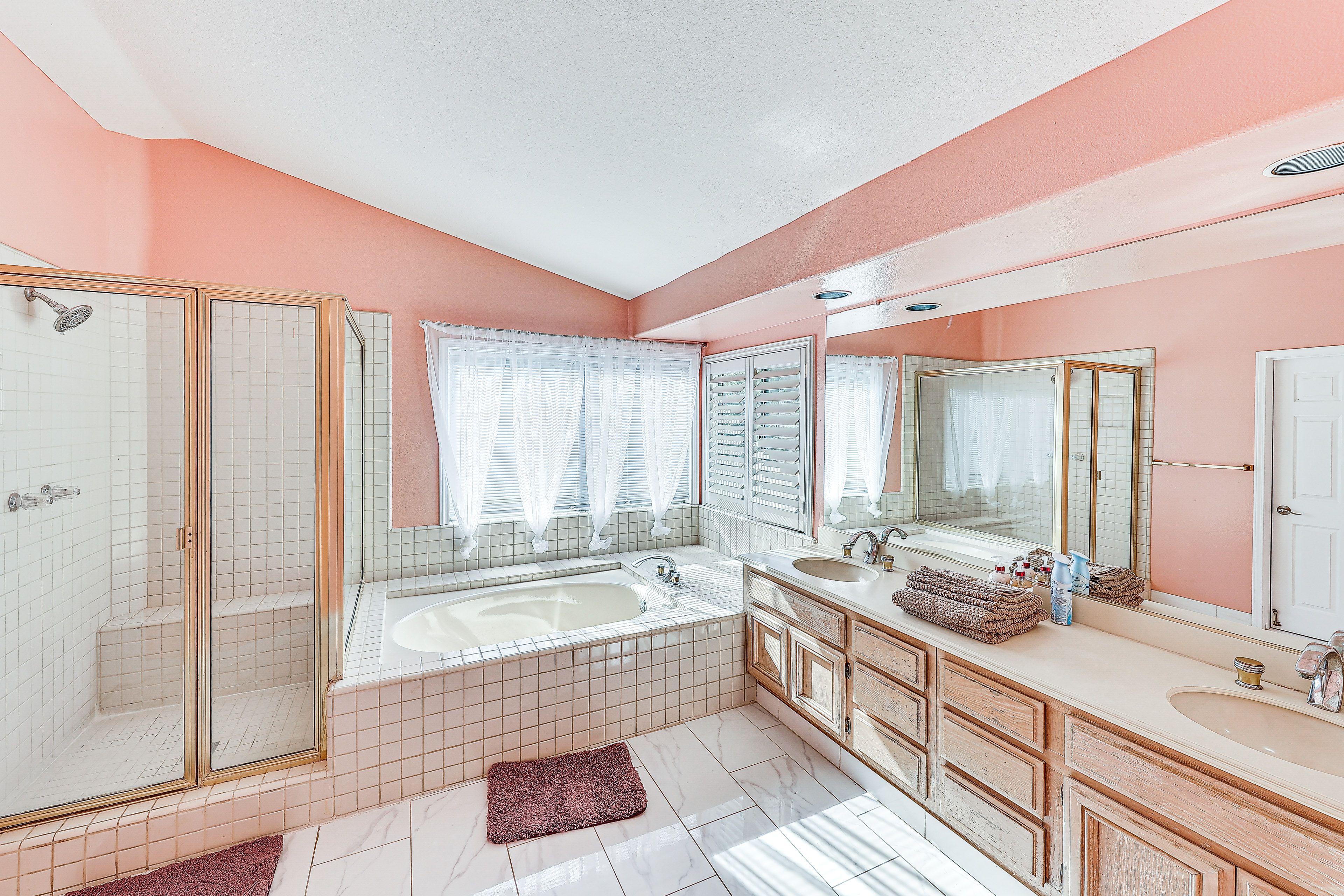 En-Suite Bathroom | Towels Provided | 2nd Floor