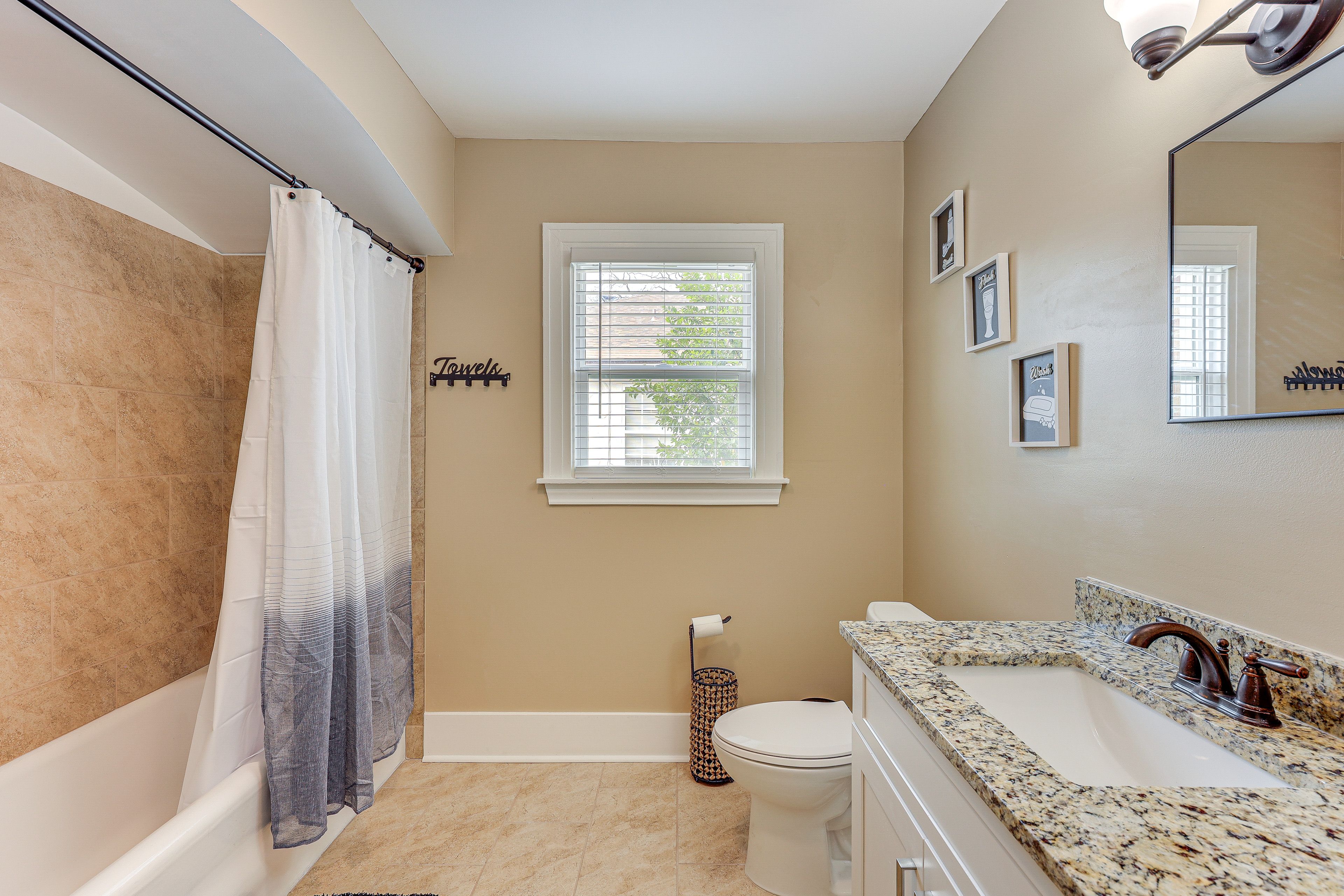 Full Bathroom | Towels Provided